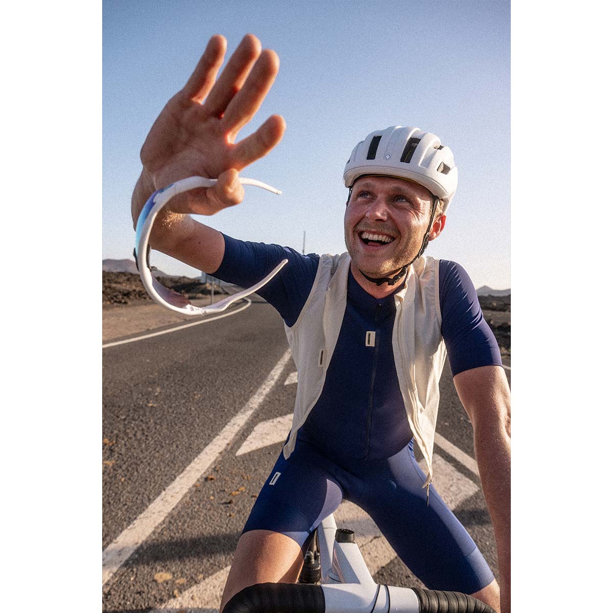 FINGERSCROSSED ROAD WIND VEST Men Weste Windbreaker Männer Radsport antique cream weiss beige FINGERSCROSSED ROAD WIND VEST Men Weste Windbreaker Männer Radsport antique cream weiss beige on Model lachend auf Rad