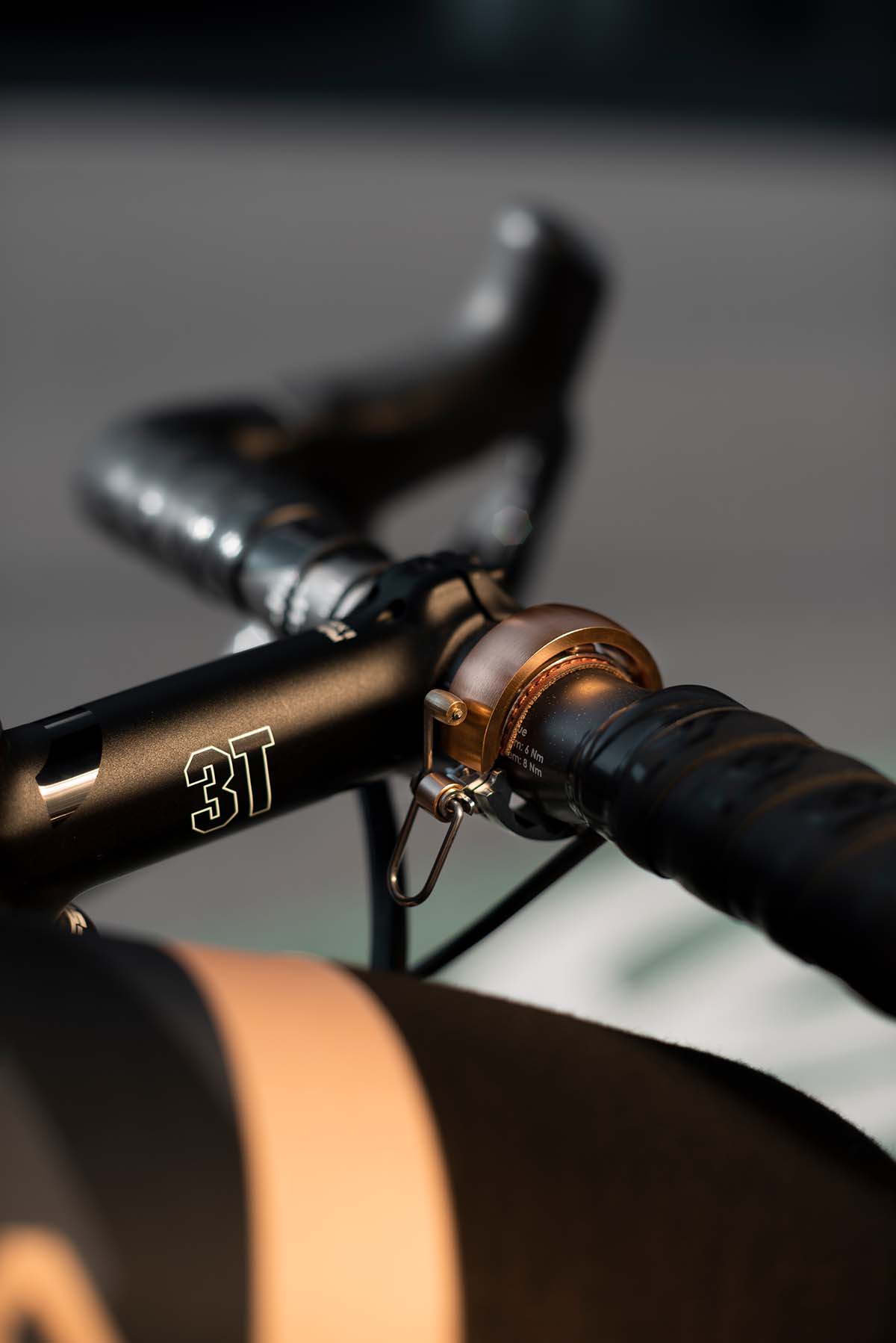 Knog Oi Luxe Fahrradklingel Knog-Oi-Luxe-on-body-20180823_HK-D750_0597