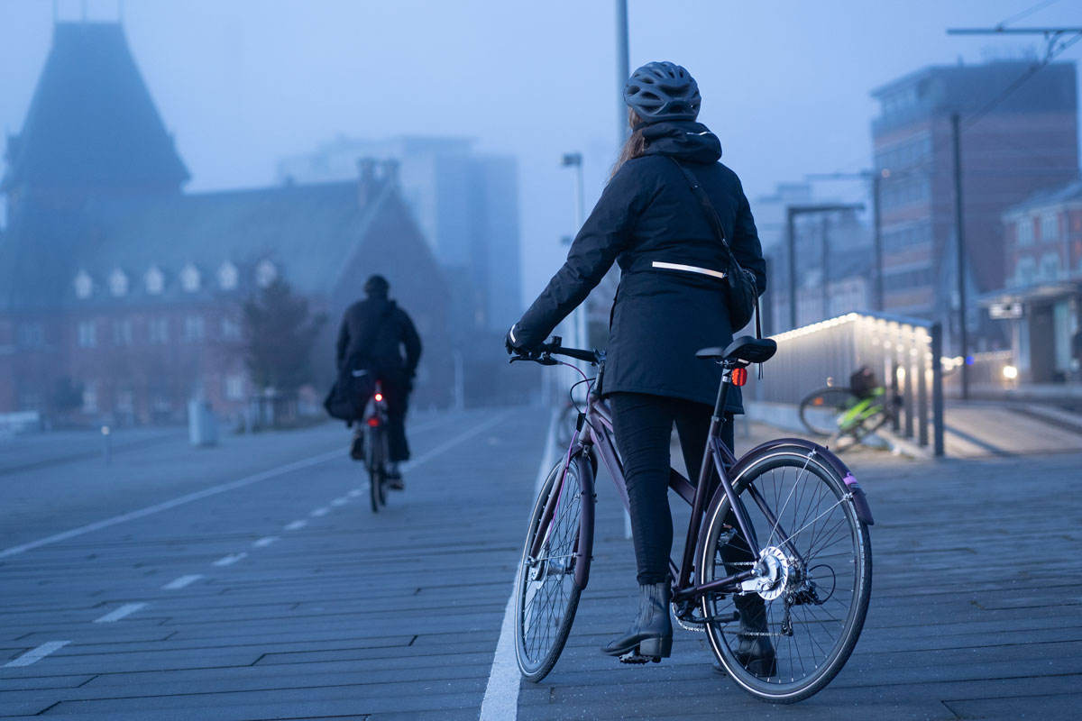 Y by Nordisk Mani Thermo Jacke Damen Mani-1144-black-bike-friendly-jacket-Y-by-Nordisk-AW-image-picture-on-location-im3