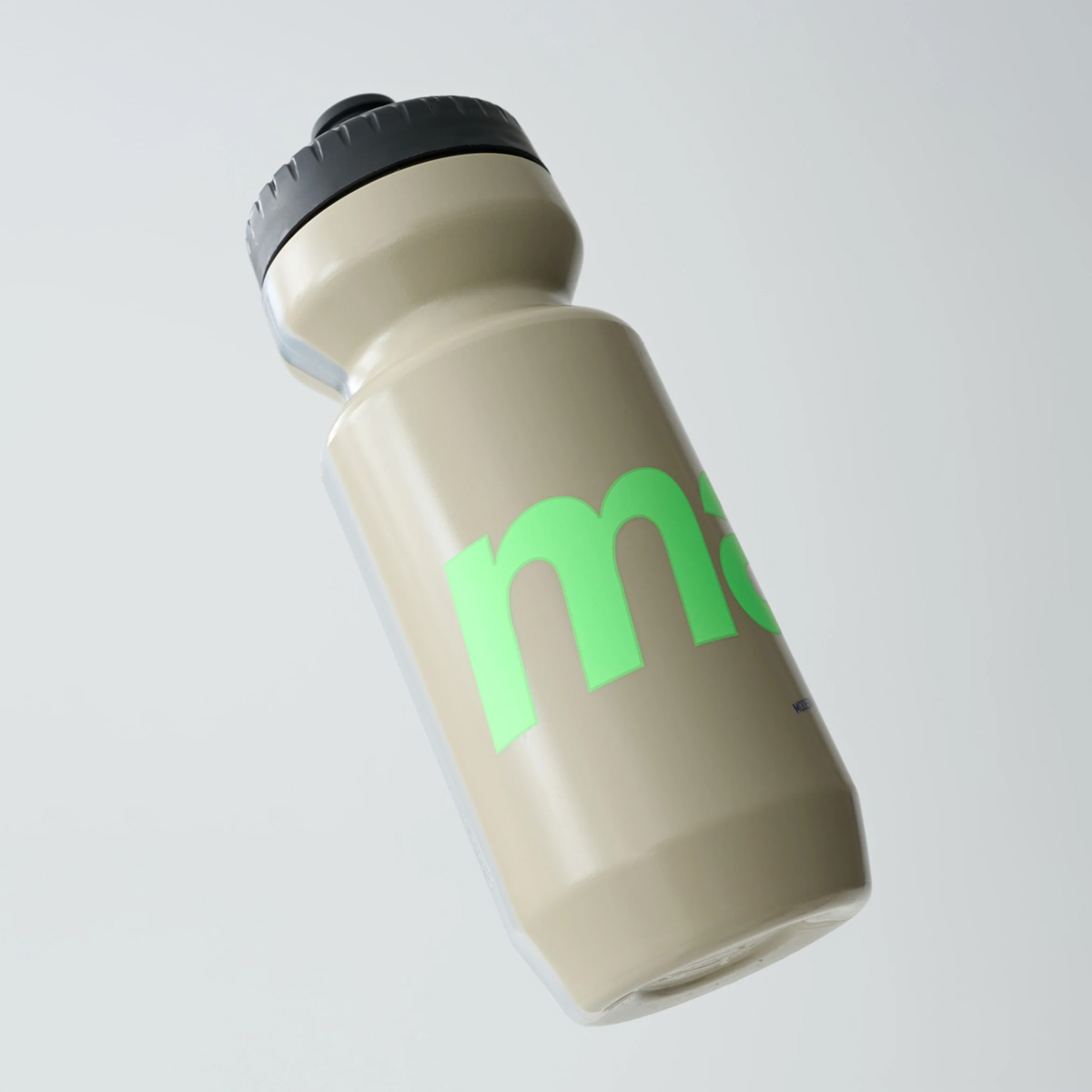 Maap Training-Bottle Trinkflasche Elm-Fluoro Green khaki Maap Training-Bottle Trinkflasche Elm-Fluoro Green khaki Studio Shoot
