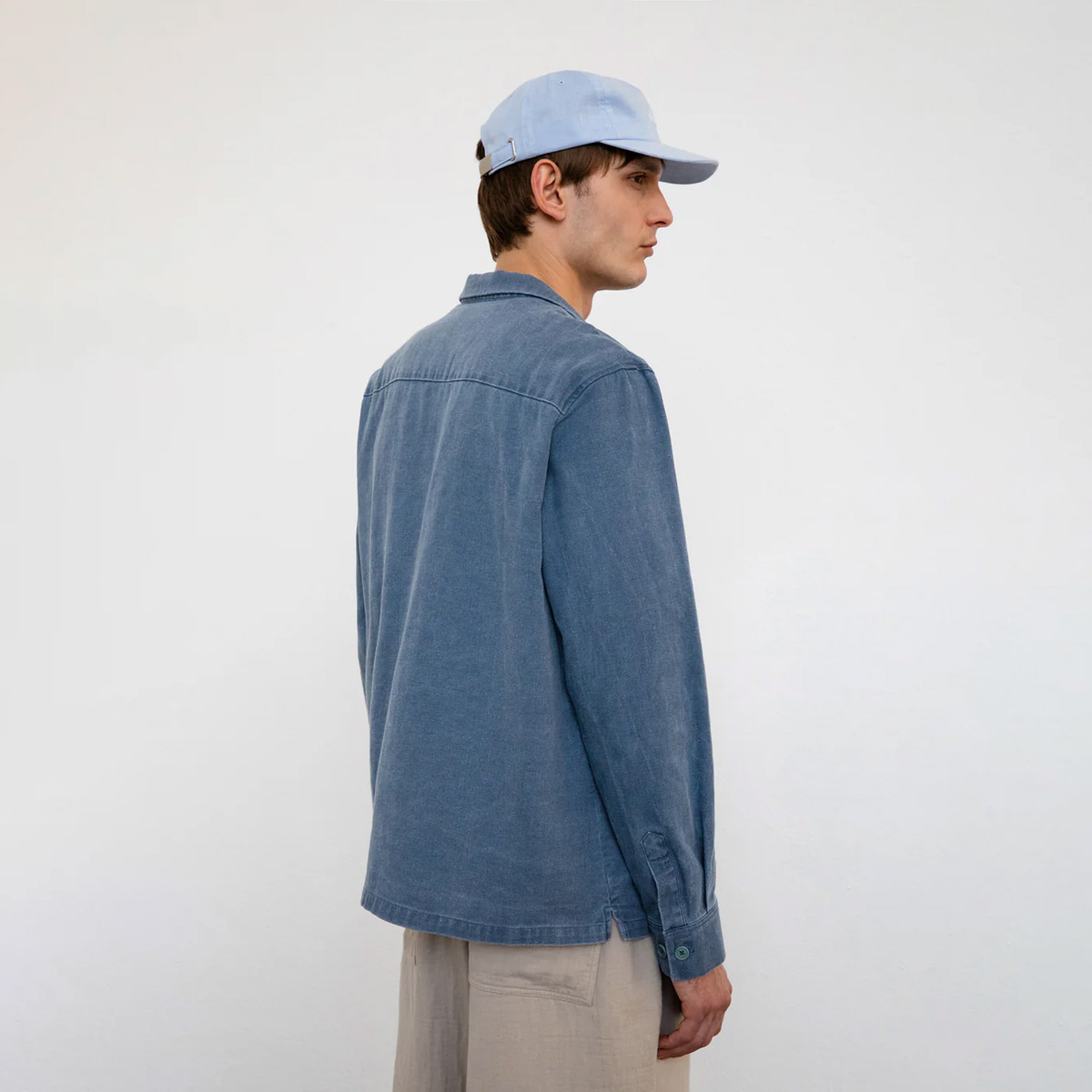 Rotholz Leisure Shirt Organic Cotton Unisex Hemd Biobaumwolle blau Rotholz Leisure Shirt Organic Cotton Unisex Hemd Biobaumwolle blau am Model Seite