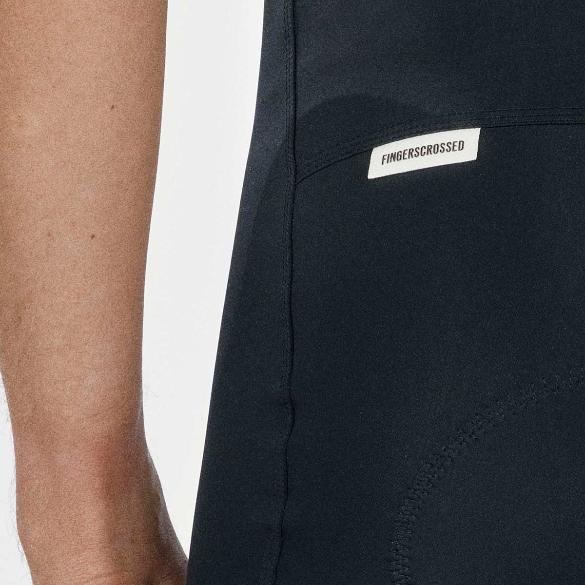 FINGERSCROSSED #ROAD BIB MEN Fahrradhose Rennradhose Männer Radsport black schwarz FINGERSCROSSED #ROAD BIB MEN Fahrradhose Rennradhose Männer Radsport black schwarz Detail hinten Logo Nähte