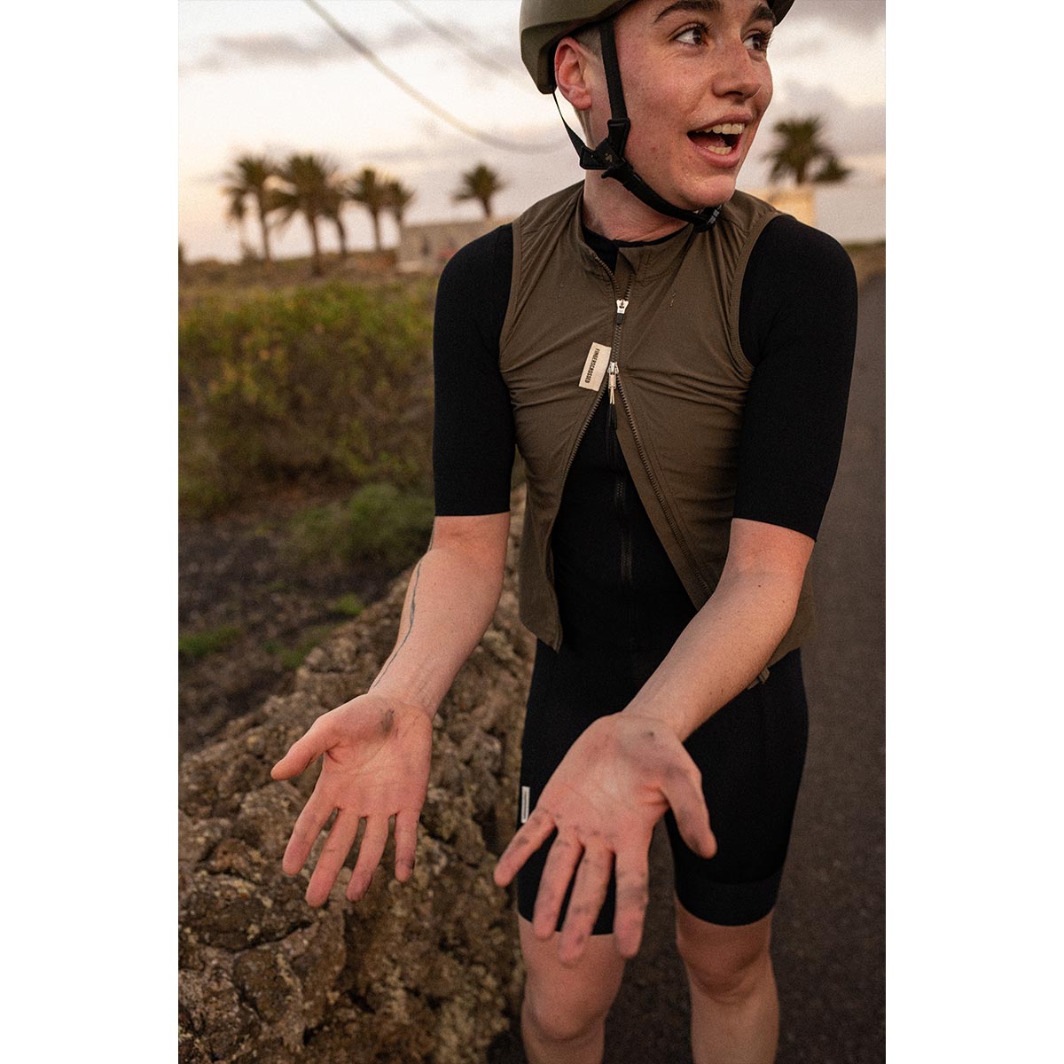 FINGERSCROSSED ##ROAD VEST WOMEN Radsport Weste Damen Windbreaker olive FINGERSCROSSED ##ROAD VEST WOMEN Radsport Weste Damen Windbreaker olive Model Radfahrerin