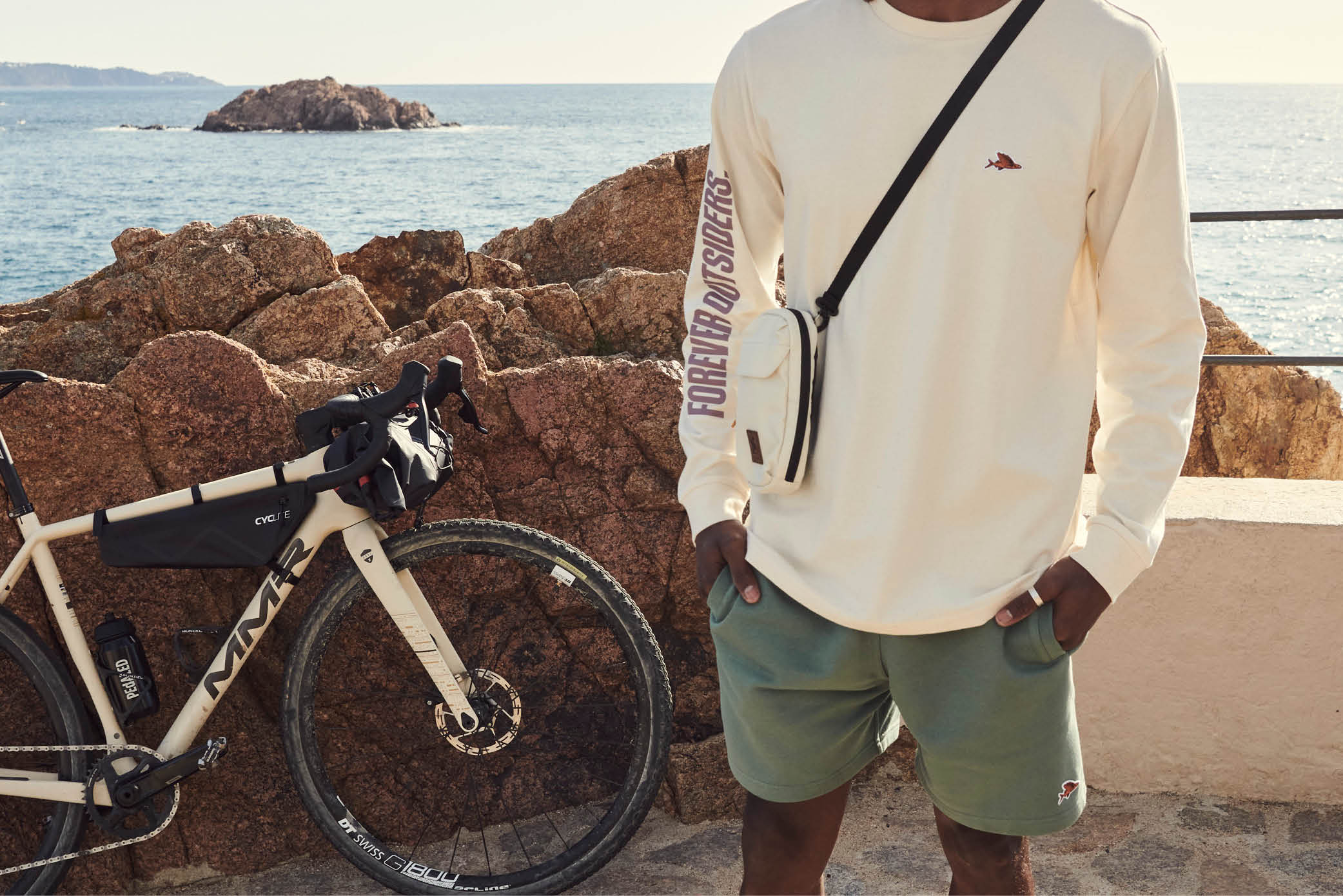 Café du Cycliste Maria Langarmshirt Unisex 240517_Outfits_Artikel19
