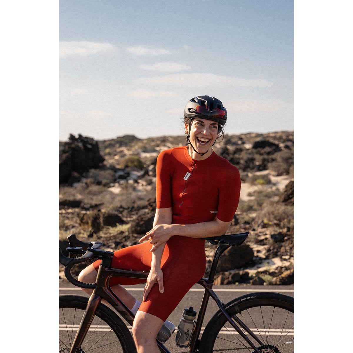 FINGERSCROSSED #ROAD JERSEY Women Rad Trikor Radsport Damen brick rot FINGERSCROSSED #ROAD JERSEY Women Rad Trikor Radsport Damen brick rot on model Frau Lacht Rad