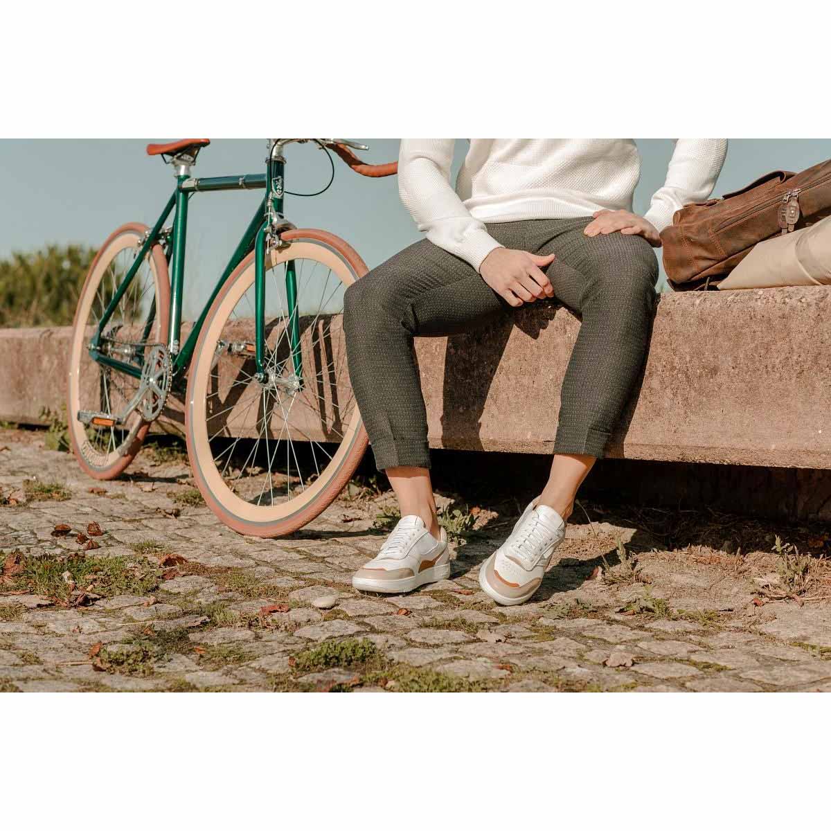 UX-68 Sneaker Unisex Beflamboyant_editorial_alta-13, Person, Sitzen, Hosen, Rad, Schuh