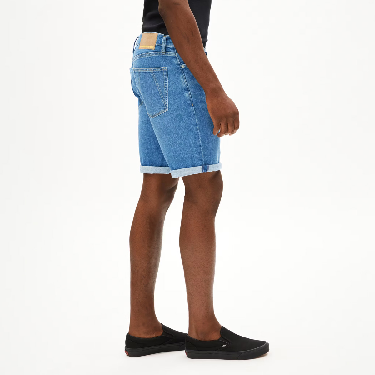 ArmedAngels NAAILO Jeans Shorts Männer Jupiter Blau  ArmedAngels NAAILO Jeans Shorts Männer Jupiter Blau  am Model Schritt von der Seite