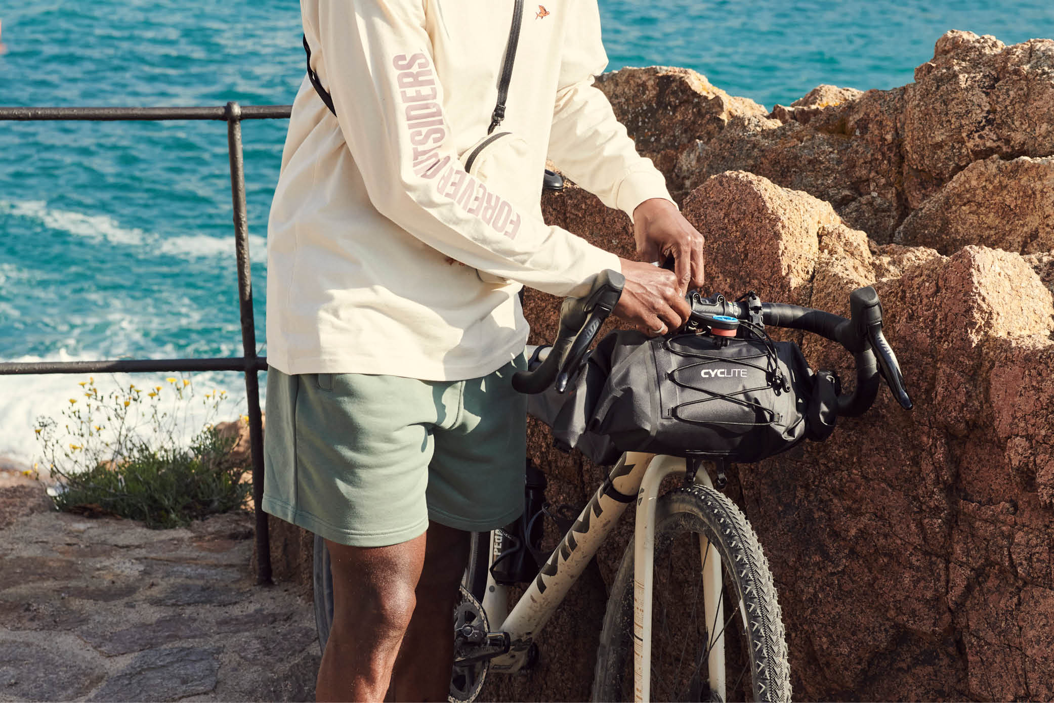 Café du Cycliste Maria Langarmshirt Unisex 240517_Outfits_Artikel18, Kurze Hose, Erwachsene, Männlich, Mann, Person
