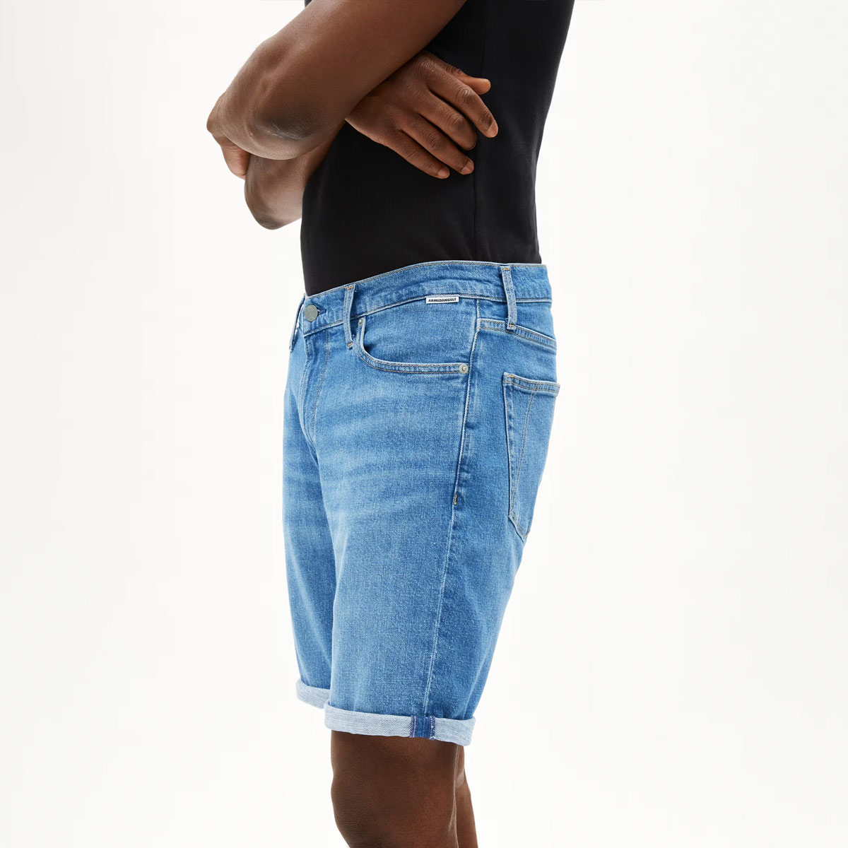 ArmedAngels NAAILO Jeans Shorts Männer Jupiter Blau  ArmedAngels NAAILO Jeans Shorts Männer Jupiter Blau  am Model von der Seite