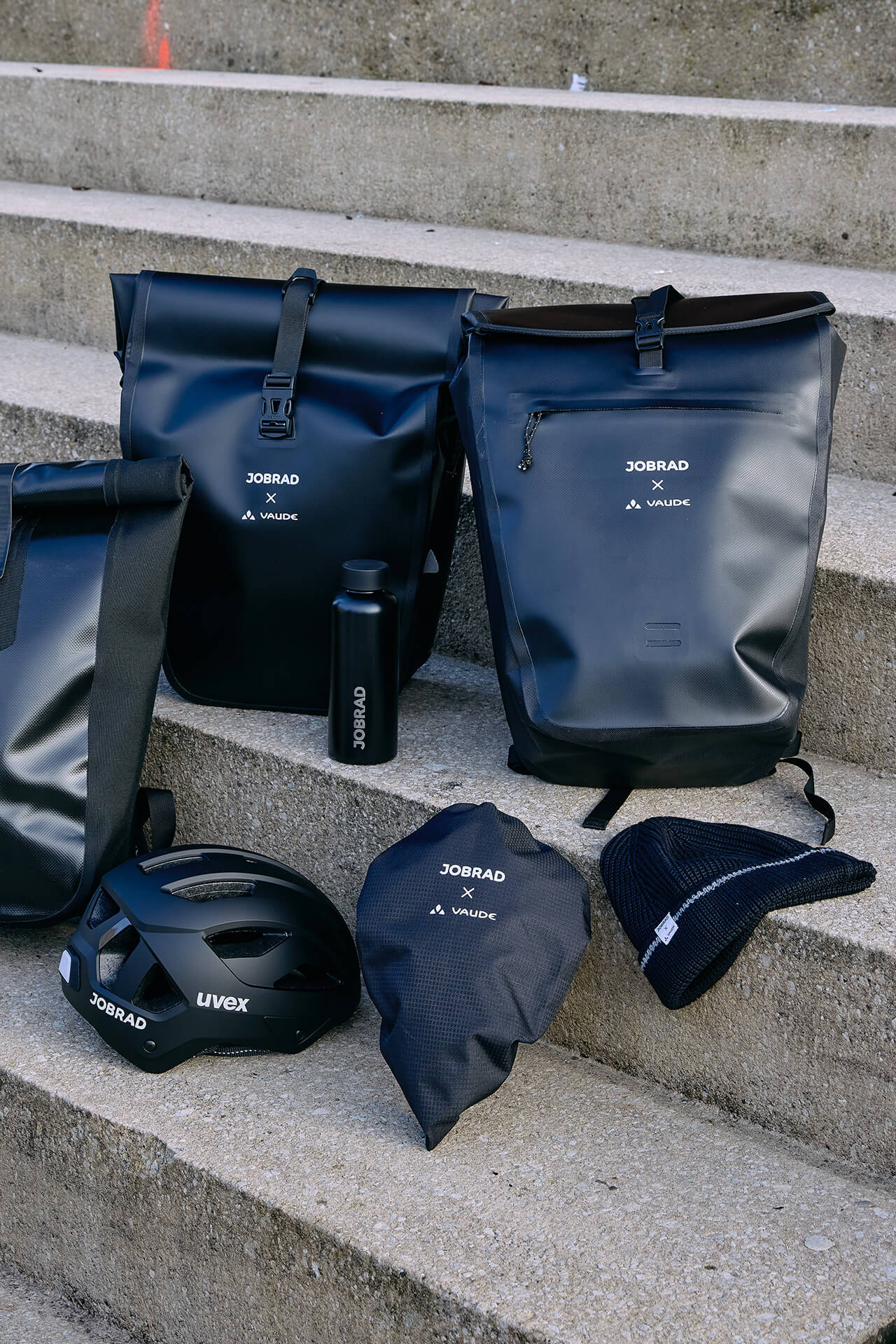 Equipment wie Taschen und Helme im Corporate Design von GENVELO.