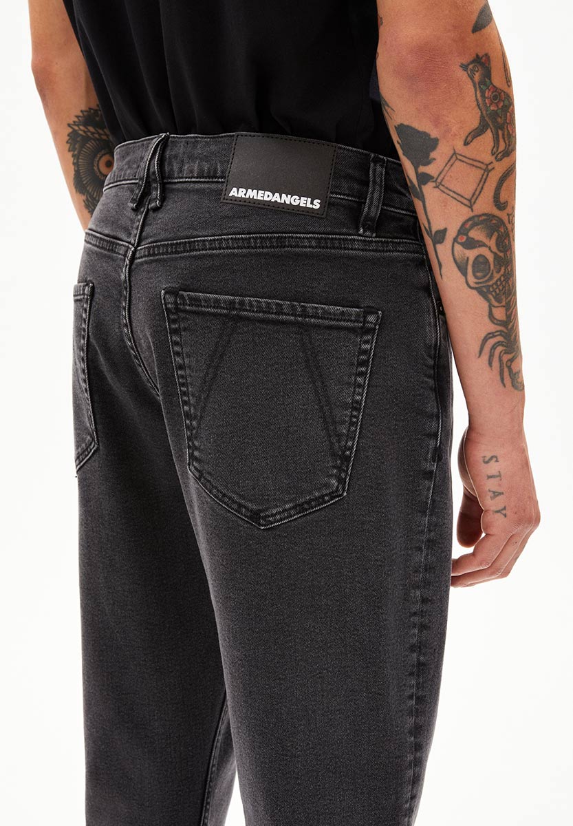 ARMEDANGELS Aarjo Tarpa Tapered Fit Jeans Herren Armedangels_AARJO-TARPA_Jeans_Men_Smoked_05