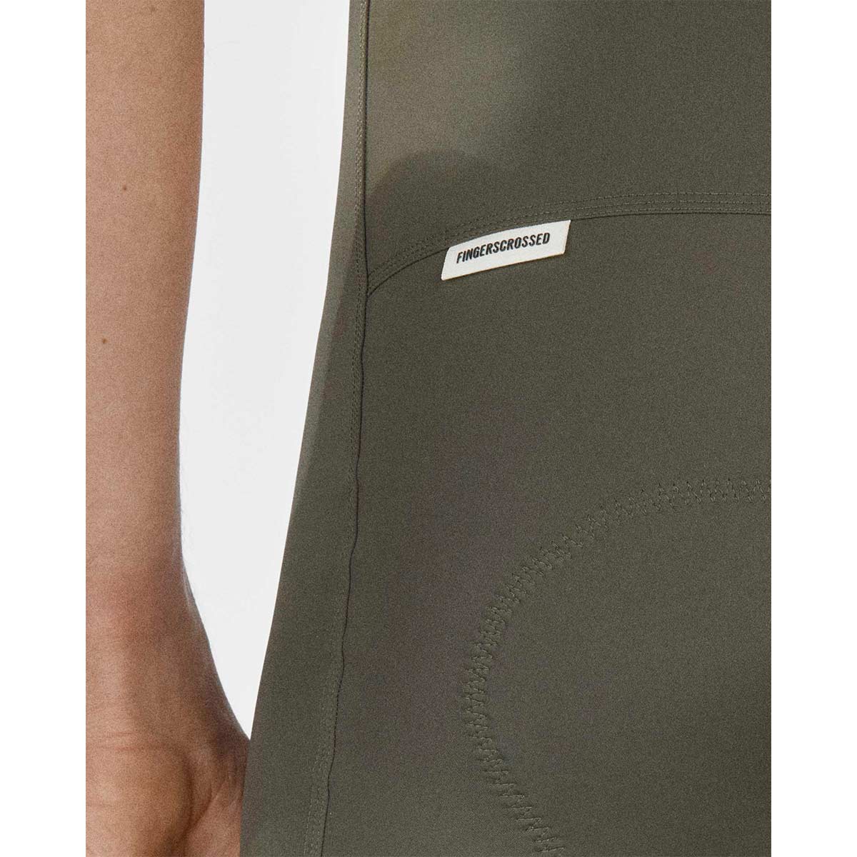 FINGERSCROSSED #ROAD BIB MEN Fahrradhose Rennradhose Männer Radsport olive FINGERSCROSSED #ROAD BIB MEN Fahrradhose Rennradhose Männer Radsport olive Detail Naht Logo hinten