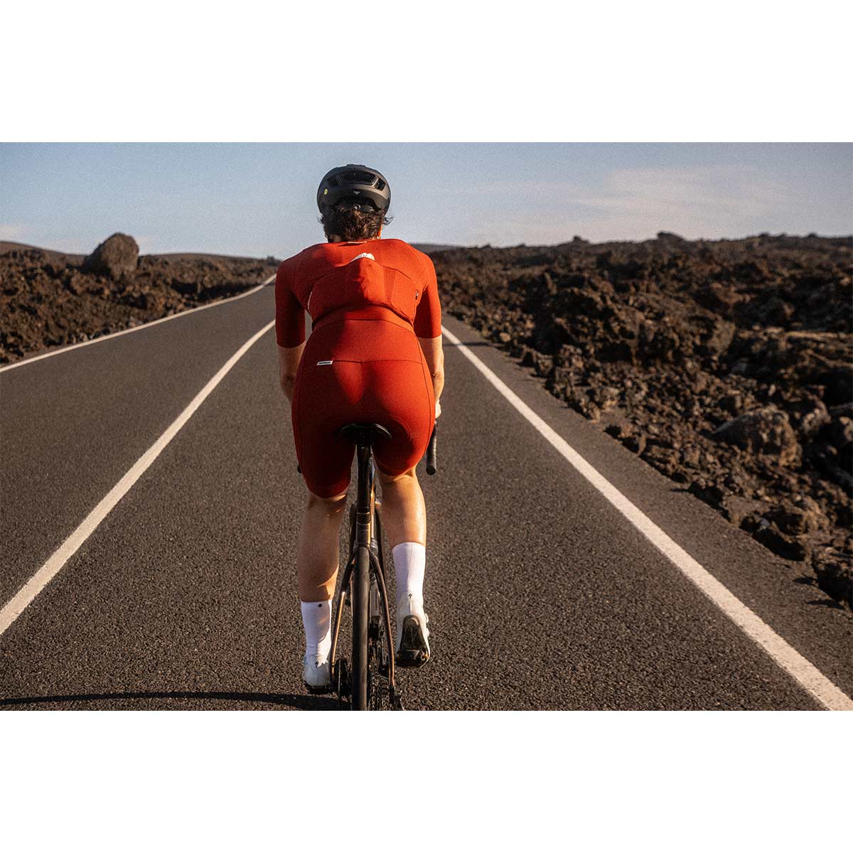 FINGERSCROSSED #ROAD JERSEY Women Rad Trikor Radsport Damen brick rot FINGERSCROSSED #ROAD JERSEY Women Rad Trikor Radsport Damen brick rot on Model auf Rad von hinten
