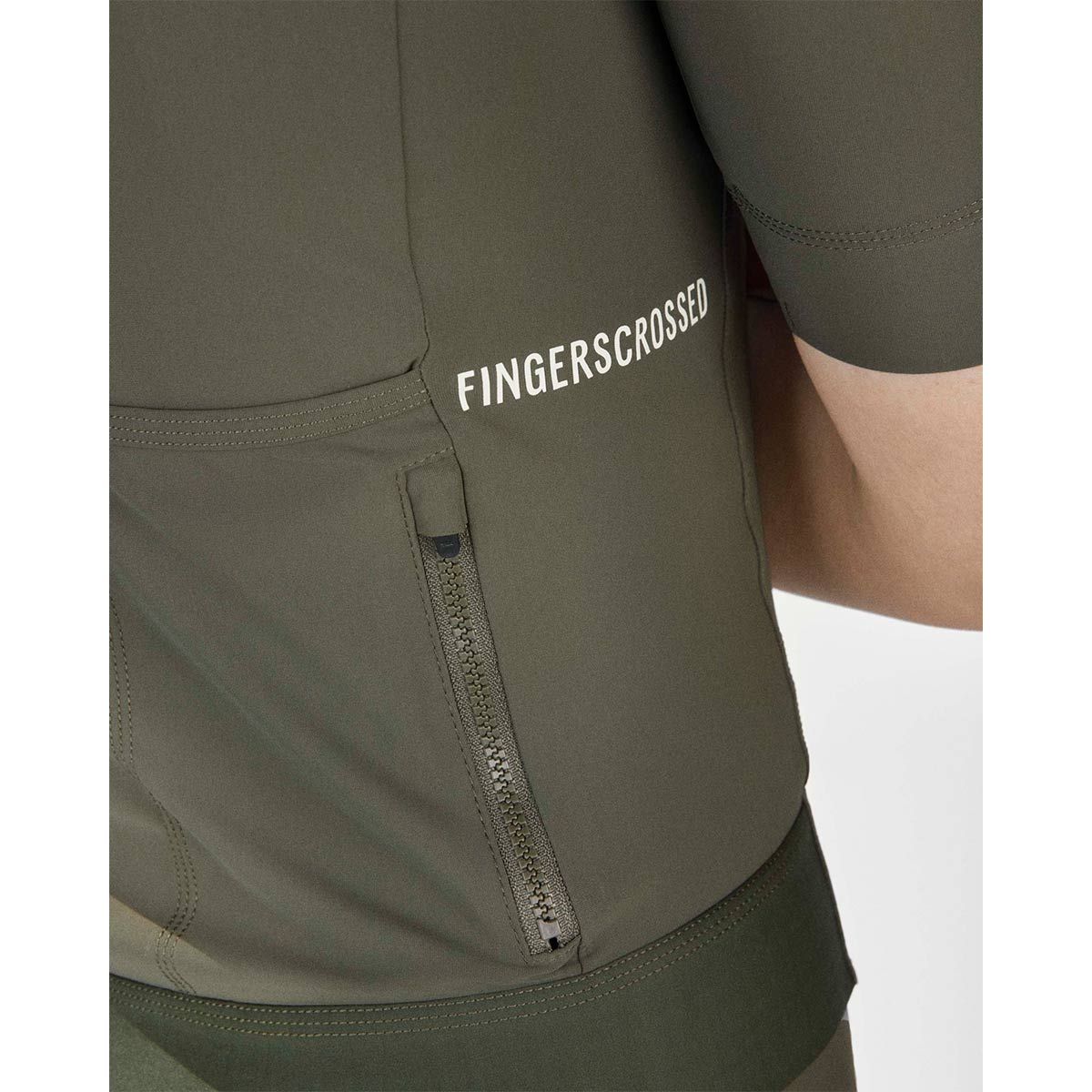 FINGERSCROSSED ROAD JERSEY MEN Fahrradtrikot Trikot Rennrad Männer kurzarm shortsleeve olive FINGERSCROSSED ROAD JERSEY MEN Fahrradtrikot Trikot Rennrad Männer kurzarm shortsleeve olive Detail Rücken Tasche mit Reißverschluss Logo