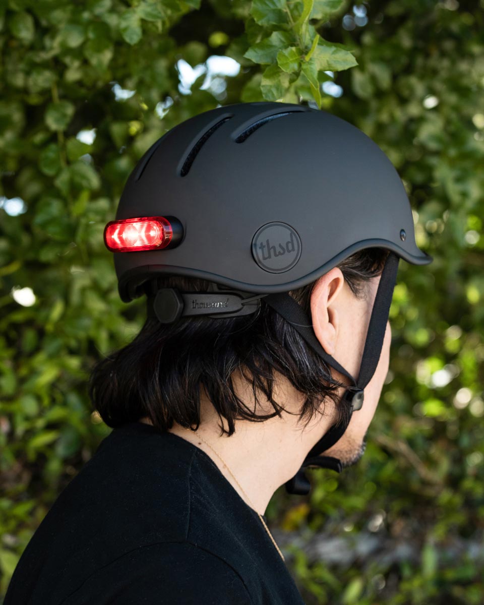 Thousand Heritage 2.0 Magnet Licht thousand-helmet-heritage2-lifestyle-stealth-black-2