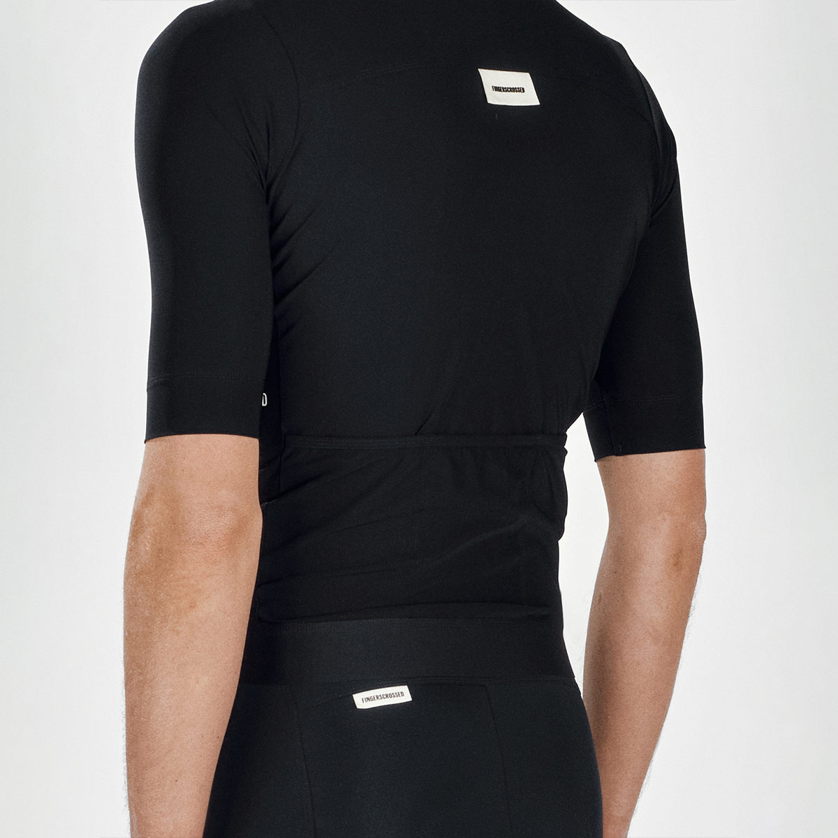FINGERSCROSSED ROAD JERSEY MEN Fahrradtrikot Trikot Rennrad Männer kurzarm shortsleeve black schwarz FINGERSCROSSED ROAD JERSEY MEN Fahrradtrikot Trikot Rennrad Männer kurzarm shortsleeve black schwarz Details Rücken