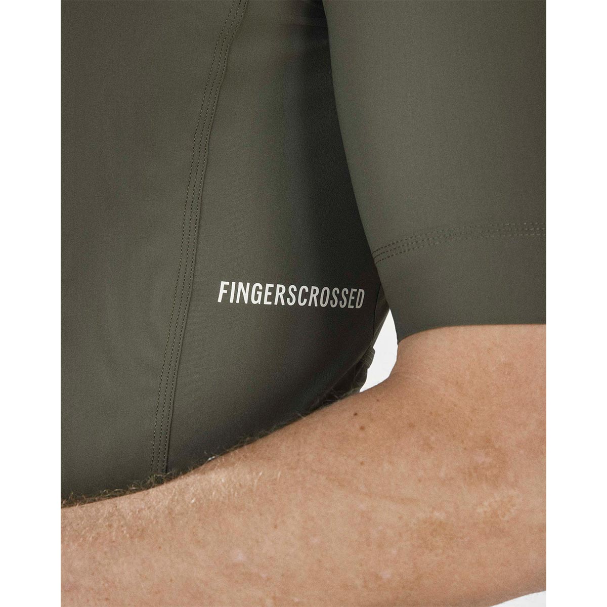 FINGERSCROSSED ROAD JERSEY MEN Fahrradtrikot Trikot Rennrad Männer kurzarm shortsleeve olive FINGERSCROSSED ROAD JERSEY MEN Fahrradtrikot Trikot Rennrad Männer kurzarm shortsleeve olive Detail Achsel Schulter Logo Stoff