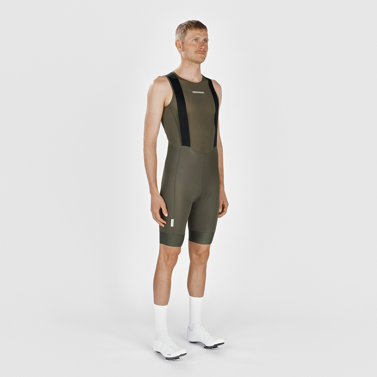 FINGERSCROSSED #ROAD BIB MEN Fahrradhose Rennradhose Männer Radsport olive FINGERSCROSSED #ROAD BIB MEN Fahrradhose Rennradhose Männer Radsport olive on Model von vorne