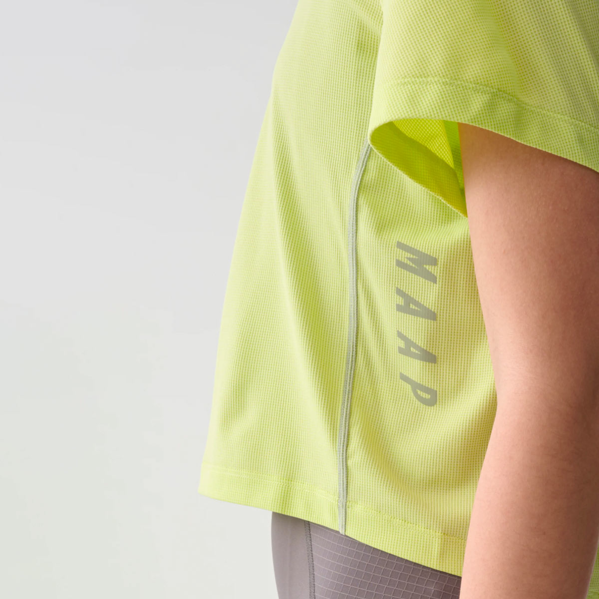 MAAP Alt_Road Cropped T-Shirt Damen Maap_Womens-Alt-Road-Crop-Tech-Tee_Women_Shadow-Lime_05