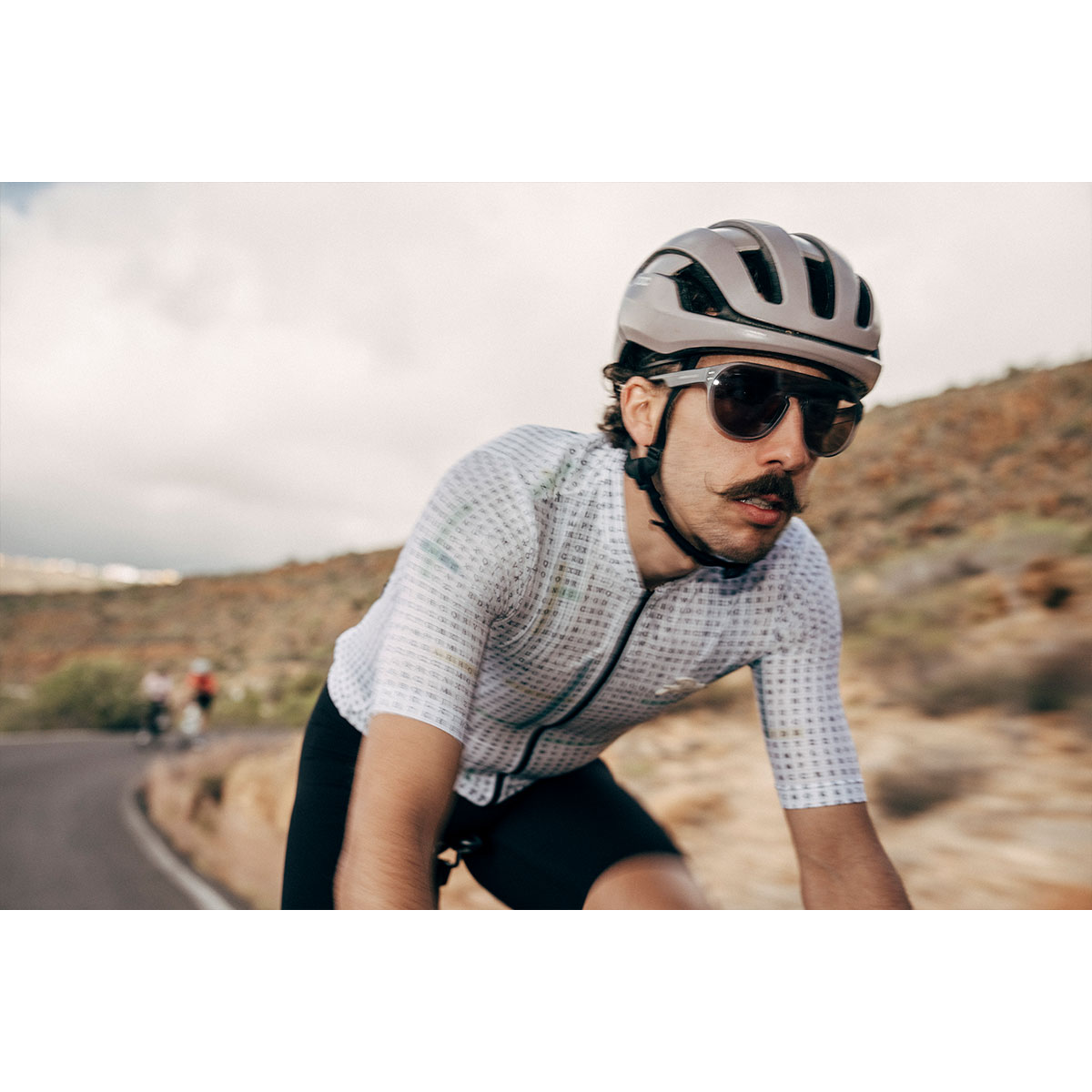 Café du Cycliste Shooting Image Play Gabin Sonnenbrille Radsport Rennrad Model