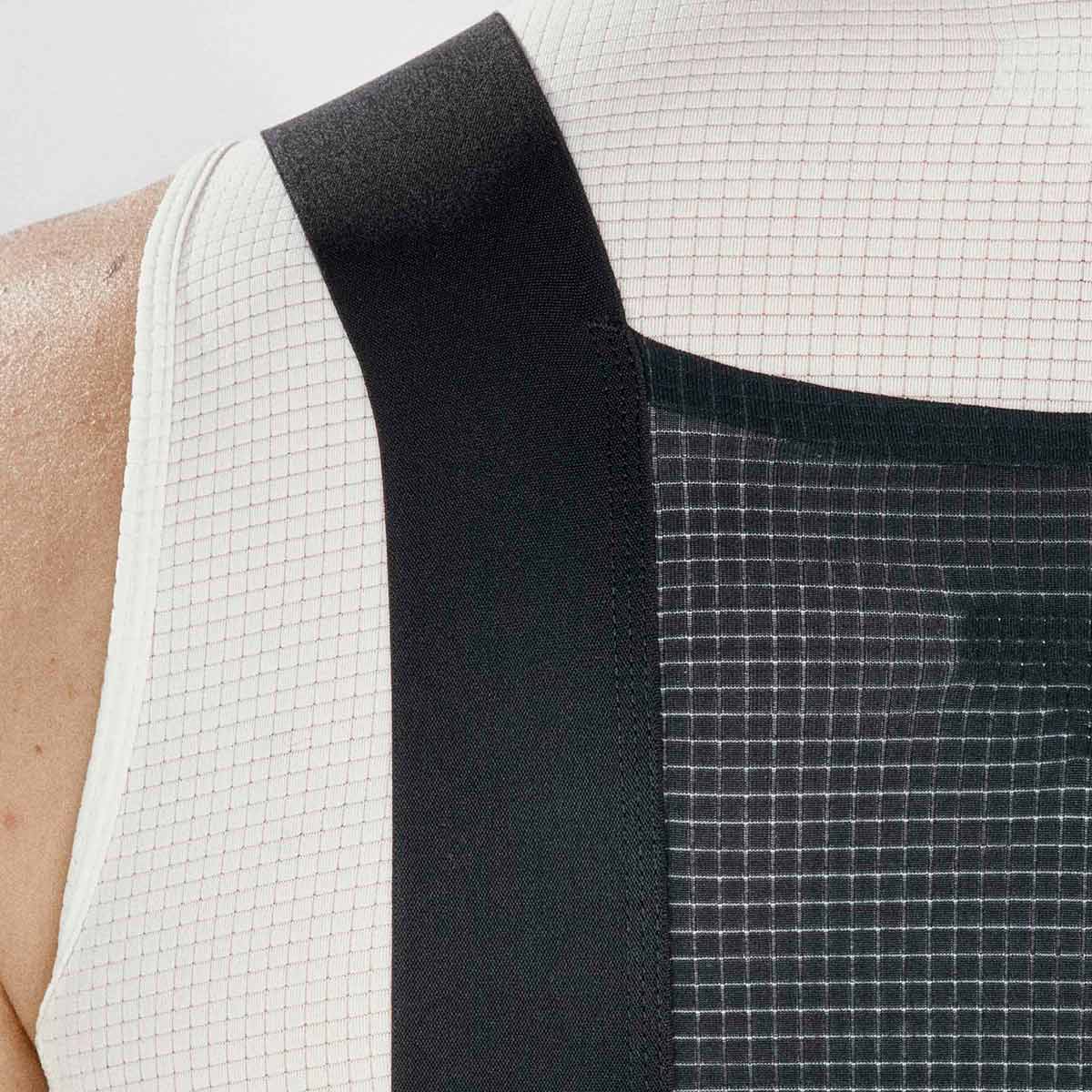 FINGERSCROSSED #ROAD BIB MEN Fahrradhose Rennradhose Männer Radsport black schwarz FINGERSCROSSED #ROAD BIB MEN Fahrradhose Rennradhose Männer Radsport black schwarz Detail Mesh Einsatz Rücken