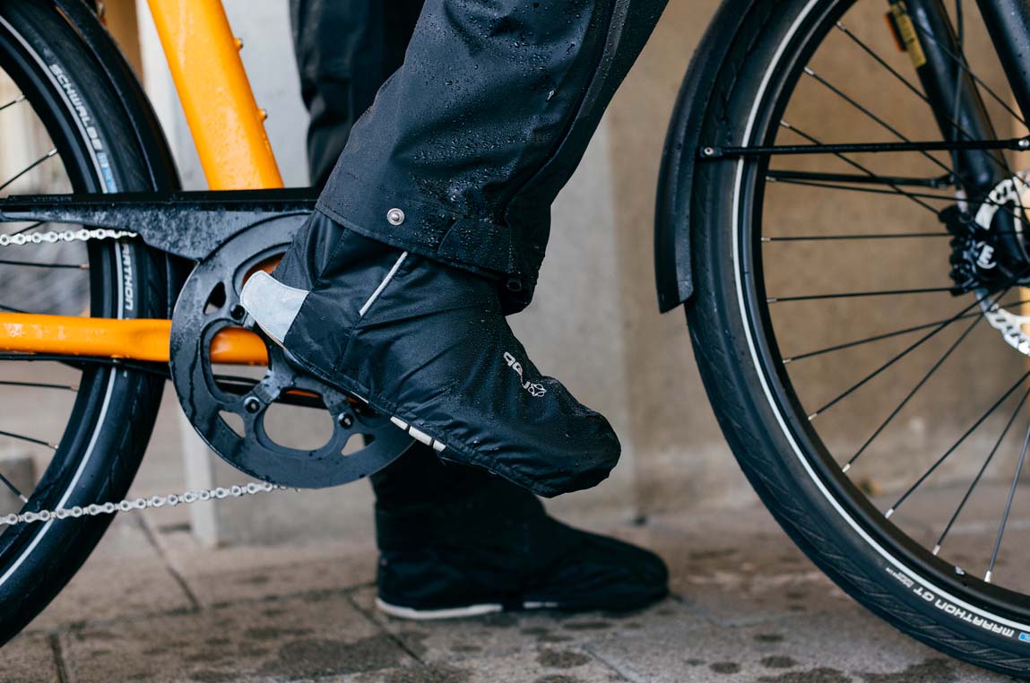 AGU Essential reflektierende Überschuhe unisex 400146-AGU-Bike-Boots-Reflective-Short-black-on-body