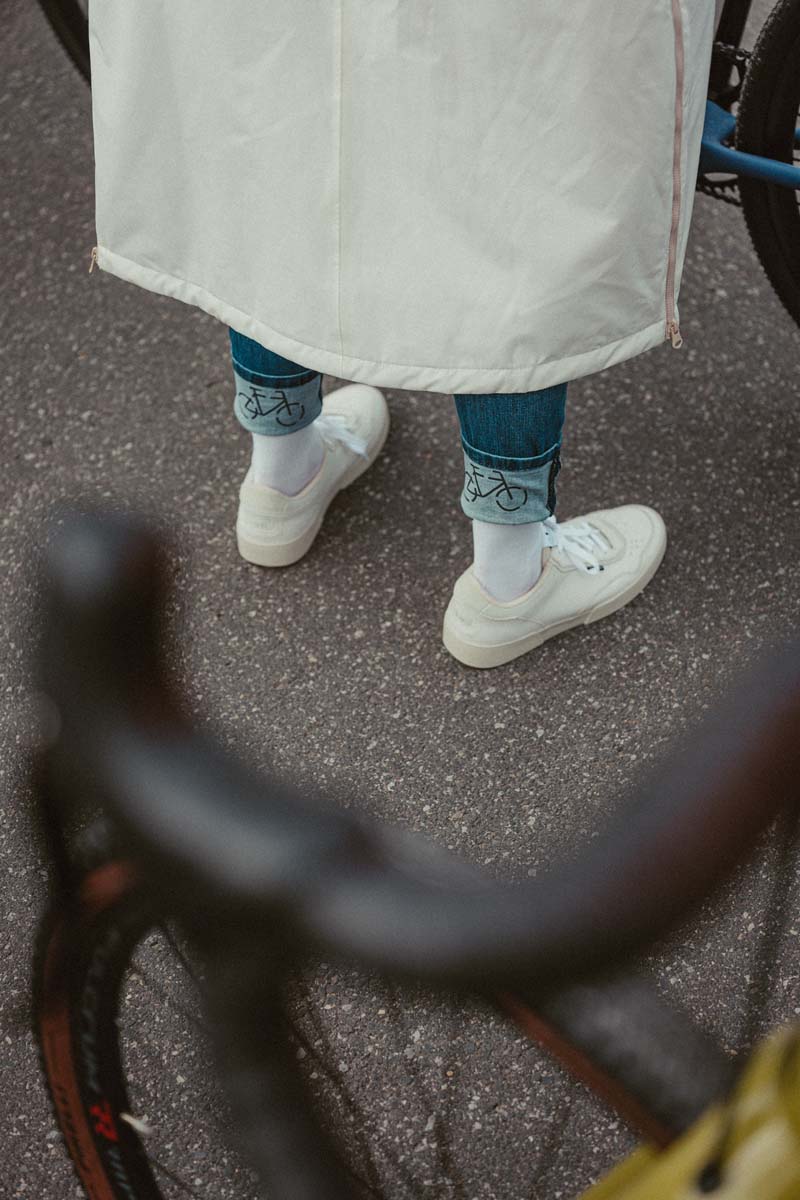 AGU Undyed Winter City Slicker Regenmantel Unisex 72dpi_2329_WWW-CHRISTOF-WOLF-COM_PaulPrediger_HW23pEEUnMp1WwlsY