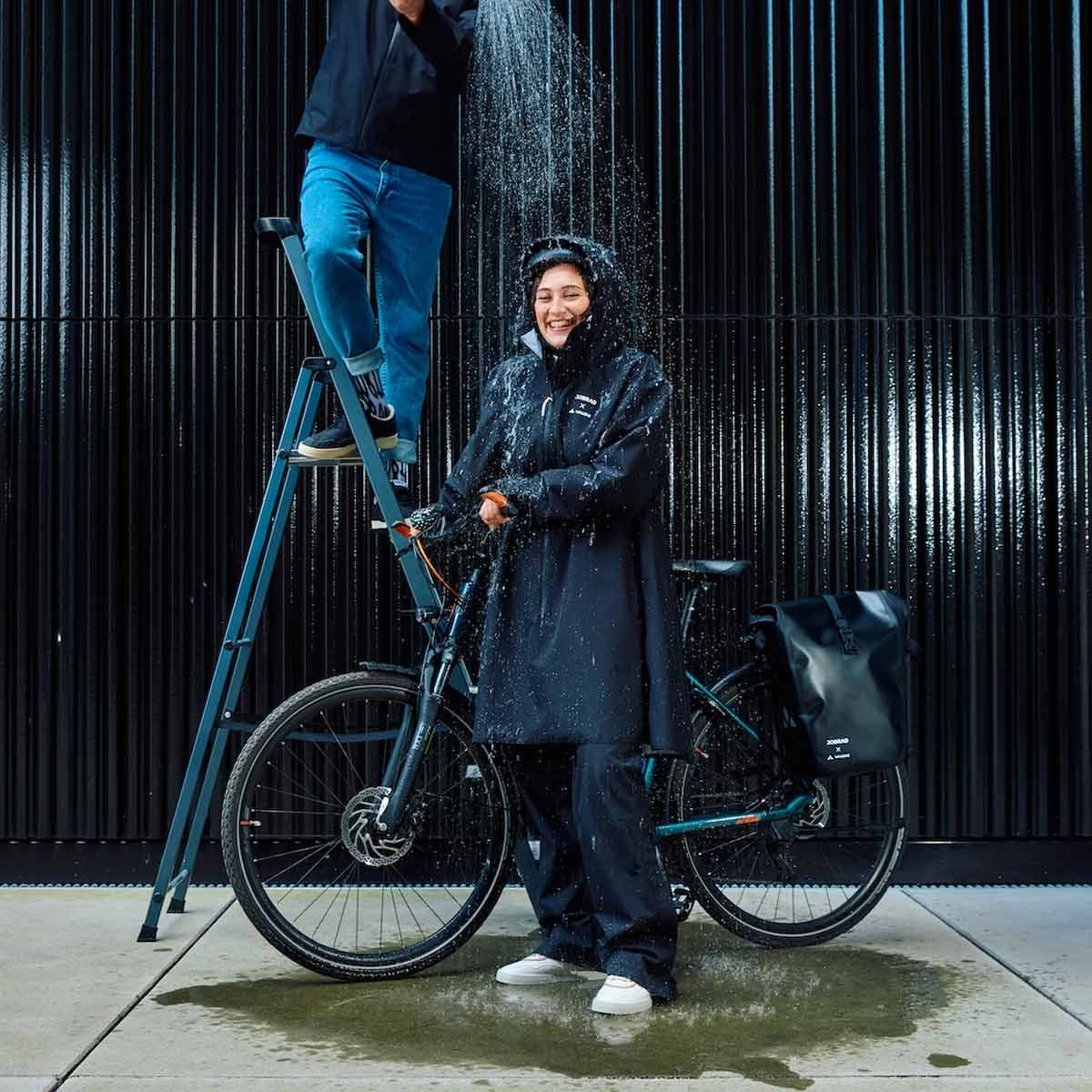 JobRad x Vaude Regencape Regenhose Unisex Damen am Model wasserdicht