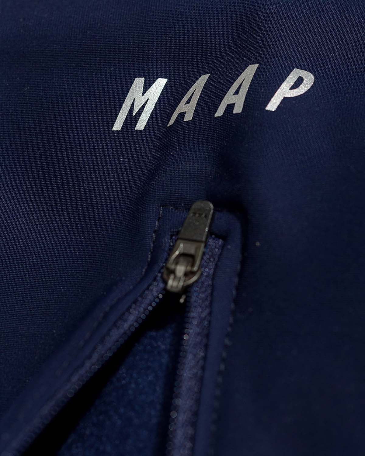 MAAP Base Beinlinge Unisex maap-MAP-MLW006-Male-LegWarmers-Base-Navy_maap-cycling-apparel_PDP_SPECS_01_DESKTOP_VARIANT_02, Text