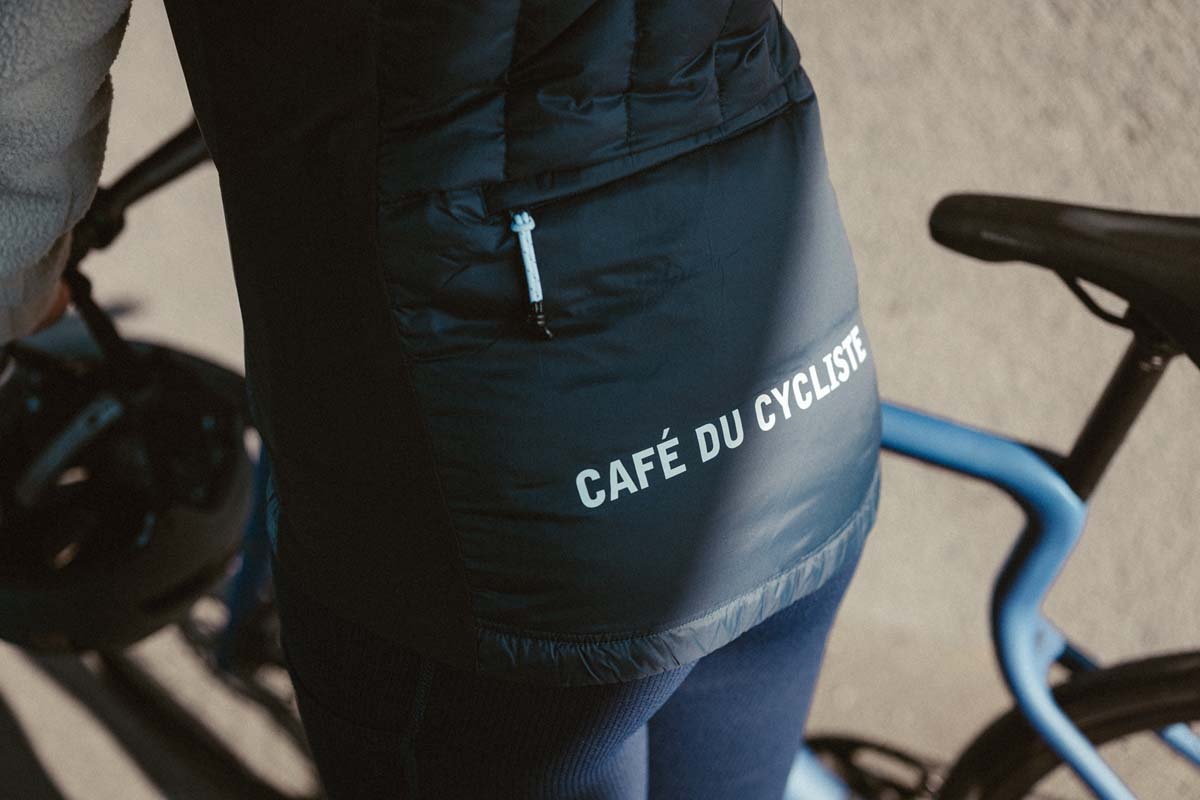 Café du Cycliste Alexia Isolierte Weste Unisex 72dpi_0121_WWW-CHRISTOF-WOLF-COM_PaulPrediger_HW23LcuQsseFwJTwS