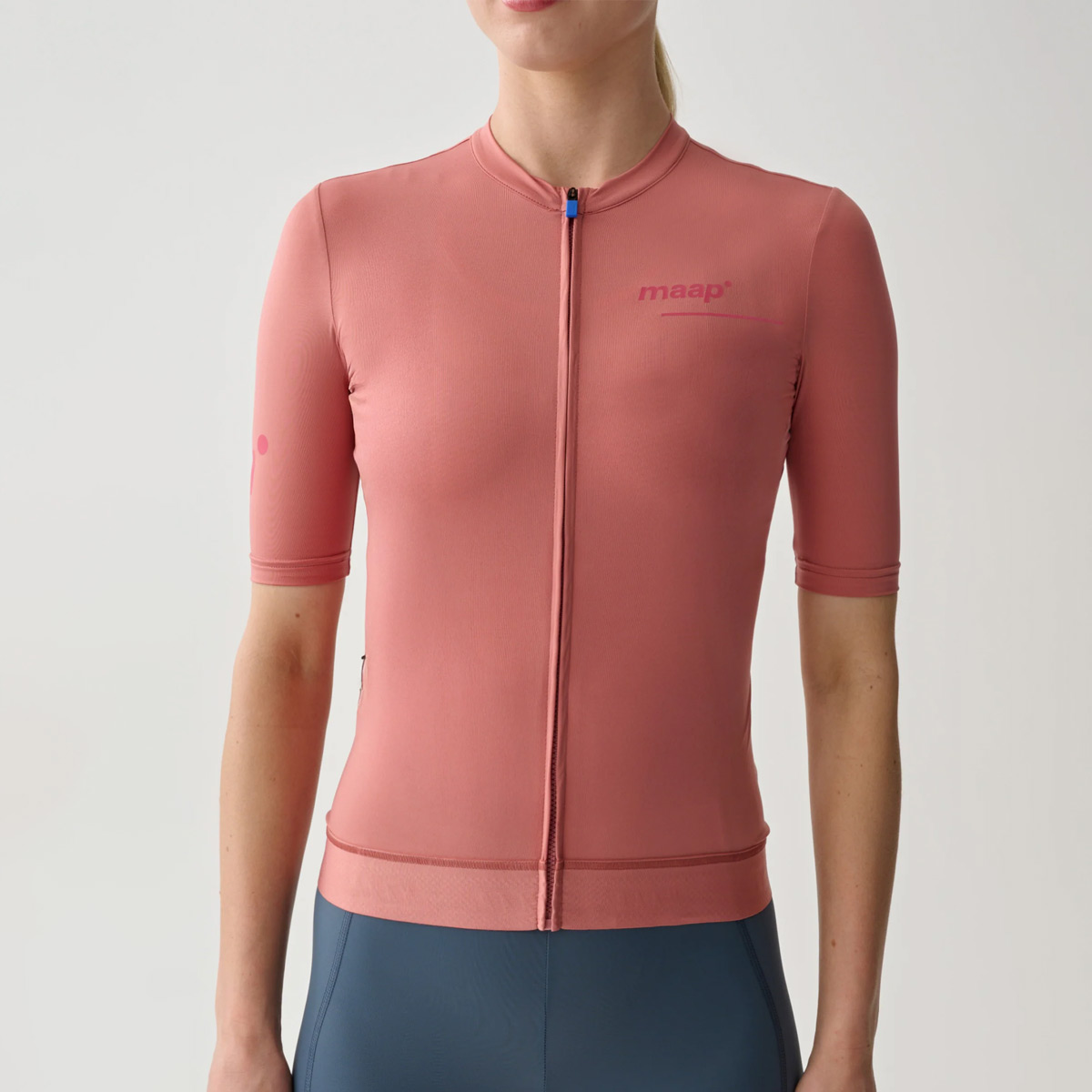 MAAP Training Jersey Women Radsport Trikot Dusty Rose Radsport Damen rosa MAAP Training Jersey Women Radsport Trikot Dusty Rose Radsport Damen rosa am Model von Vorne