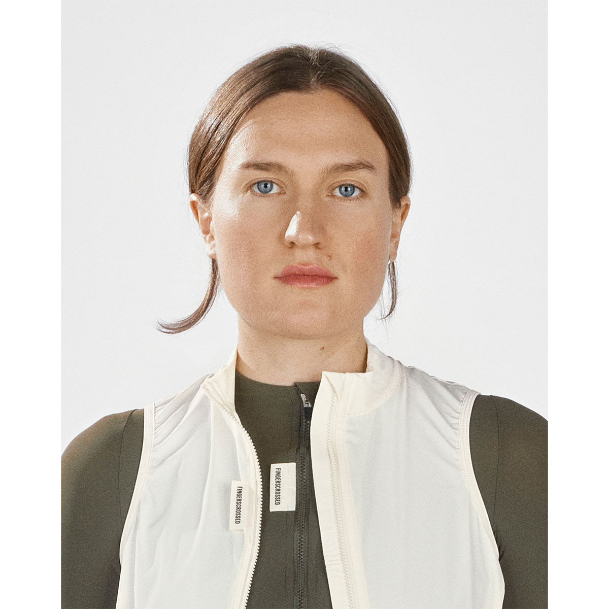 FINGERSCROSSED ##ROAD VEST WOMEN Radsport Weste Damen Windbreaker antique cream beige weiss FINGERSCROSSED ##ROAD VEST WOMEN Radsport Weste Damen Windbreaker antique cream beige weiss Weste Detail offen on Model