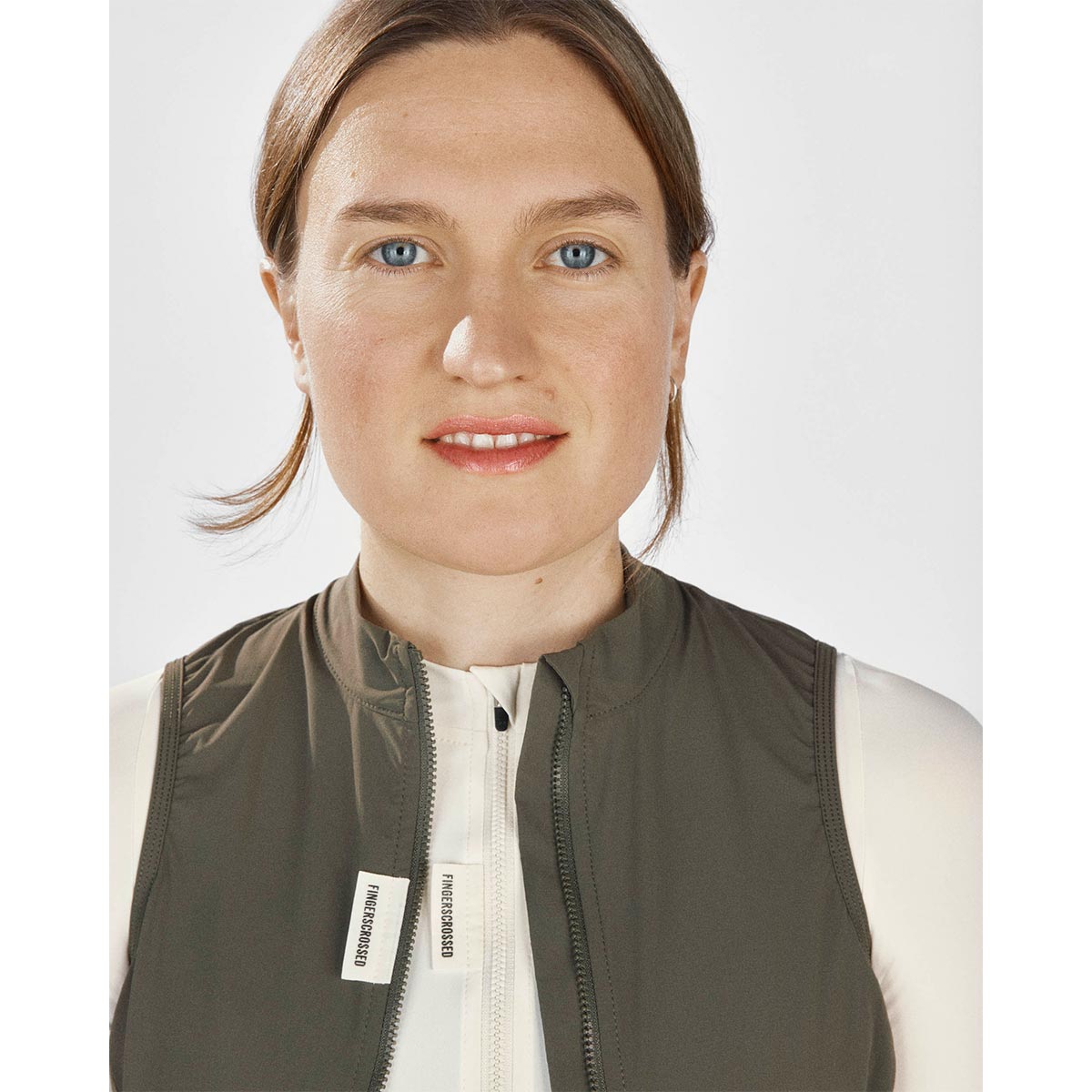FINGERSCROSSED ##ROAD VEST WOMEN Radsport Weste Damen Windbreaker olive FINGERSCROSSED ##ROAD VEST WOMEN Radsport Weste Damen Windbreaker olive On Model Weste Detail nah offen