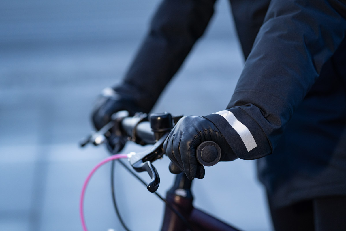 Y by Nordisk Mani Thermo Jacke Damen Mani-1144-black-bike-friendly-jacket-detail-close-up-Y-by-Nordisk-AW-image-picture-on-location-im1