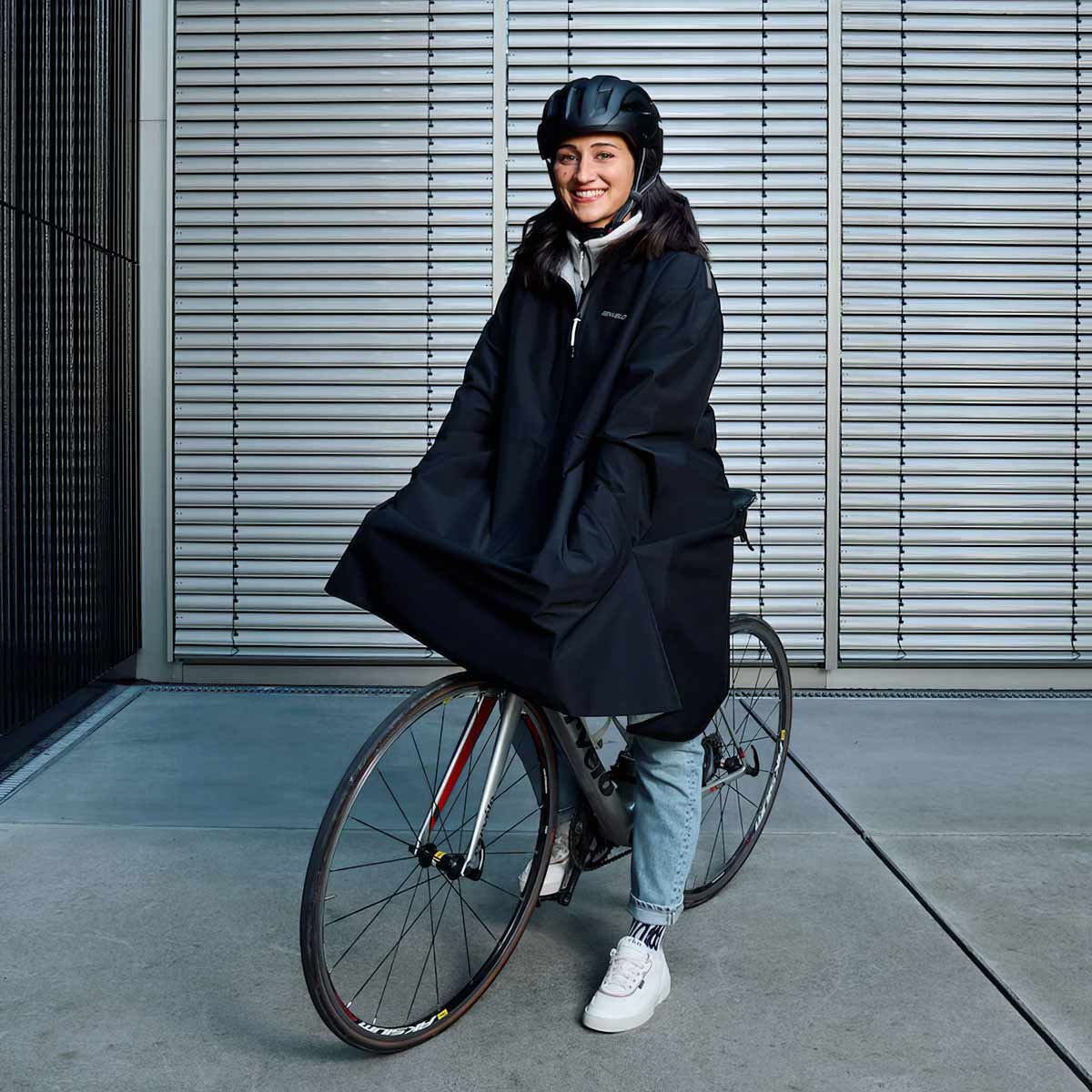GENVELO Rain Cape Unisex Damen Herren black schwarz Regencape Vaude GENVELO Rain Cape Unisex Damen Herren black schwarz Regencape Vaude am Model auf Fahrrad Lenker Regenschutz