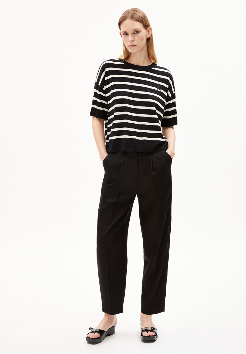 ARMEDANGELS Lillaas Stripes Halbarm Strickpullover Damen Armed-Angels_LILLAAS-STRIPES_Shirt-Women_black-off-white_03, Bekleidung, Hosen, Bluse, Person