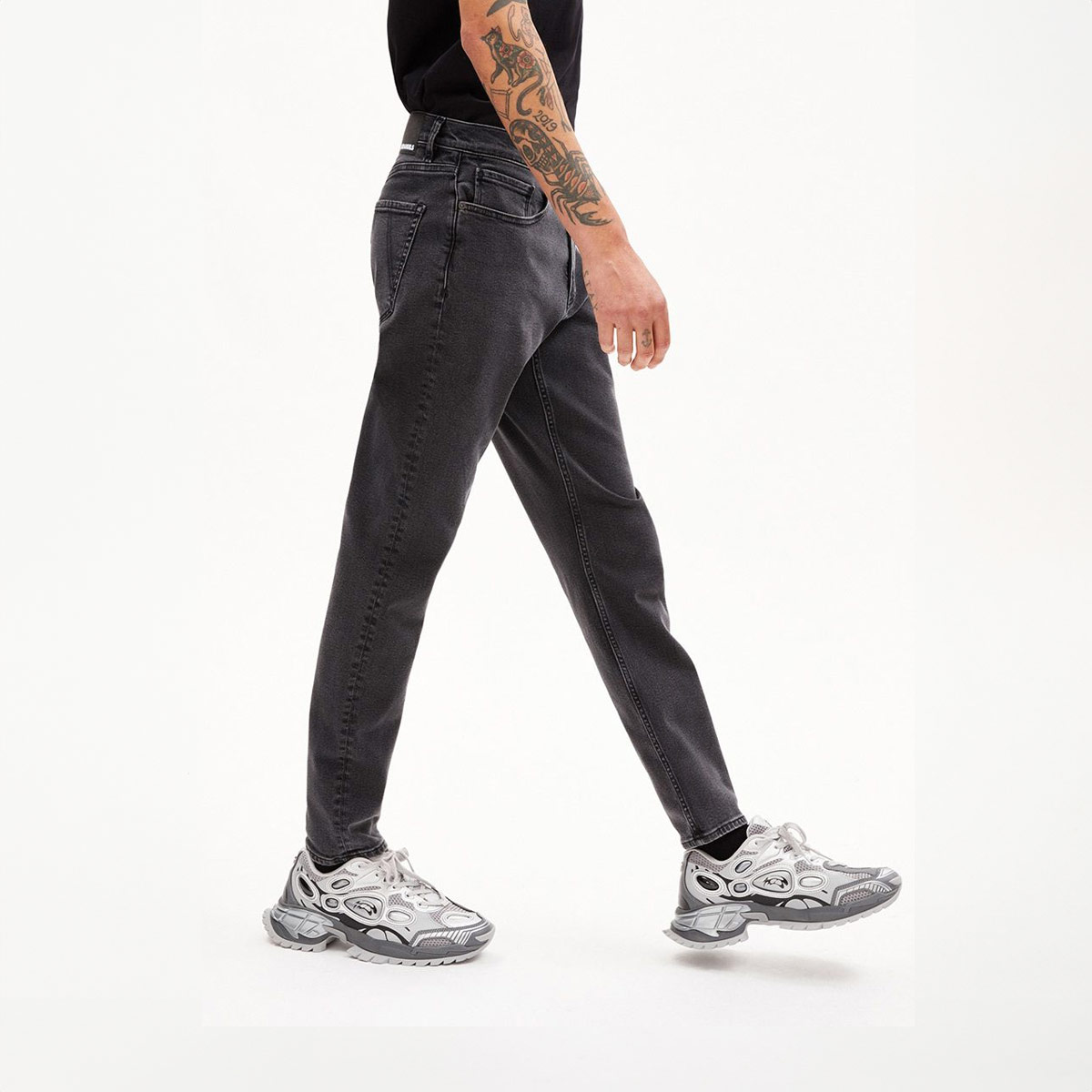 ARMEDANGELS Aarjo Tarpa Tapered Fit Jeans Herren Armedangels_AARJO-TARPA_Jeans_Men_Smoked_03