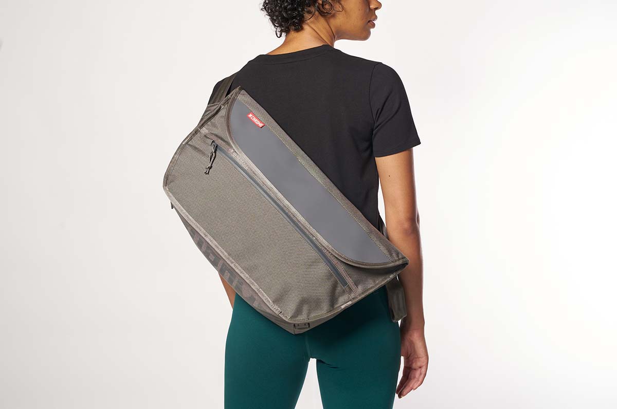 Chrome Industries Simple Messenger MD 12 L Umhängetasche BG-332-Chrome-Simple-Messenger-MD-on-body-2