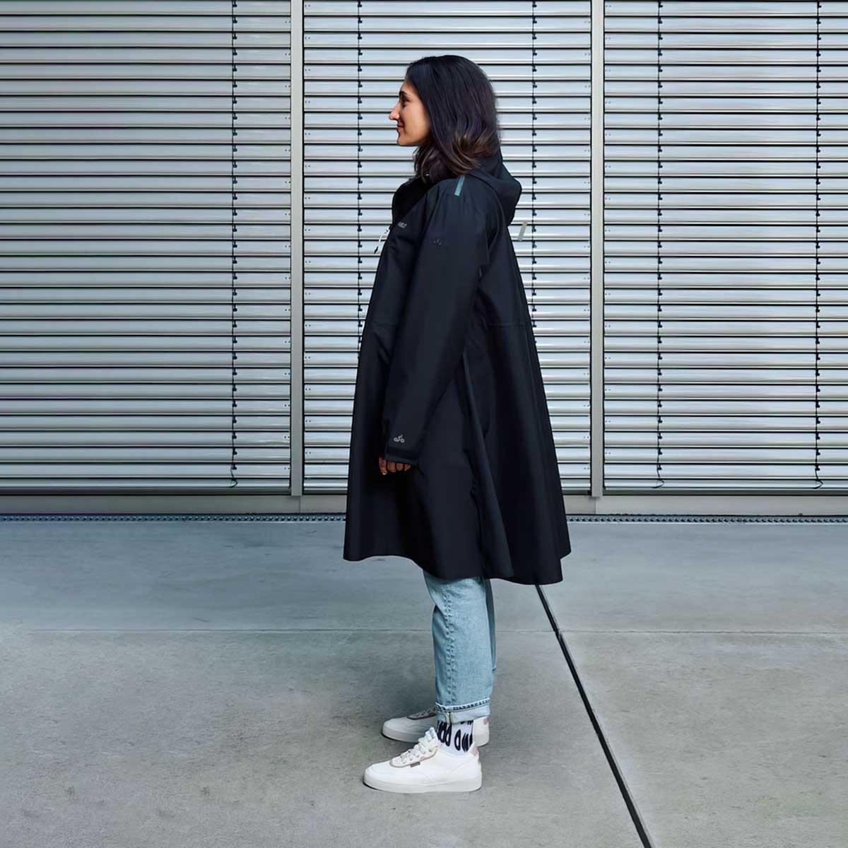 GENVELO Rain Cape Unisex Damen Herren black schwarz Regencape Vaude GENVELO Rain Cape Unisex Damen Herren black schwarz Regencape Vaude am Model Frau von der Seite