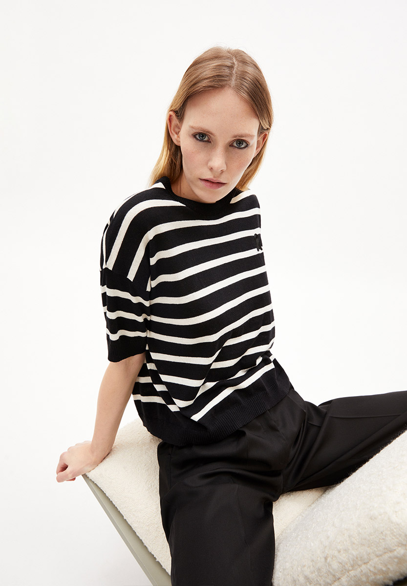ARMEDANGELS Lillaas Stripes Halbarm Strickpullover Damen Armed-Angels_LILLAAS-STRIPES_Shirt-Women_black-off-white_05