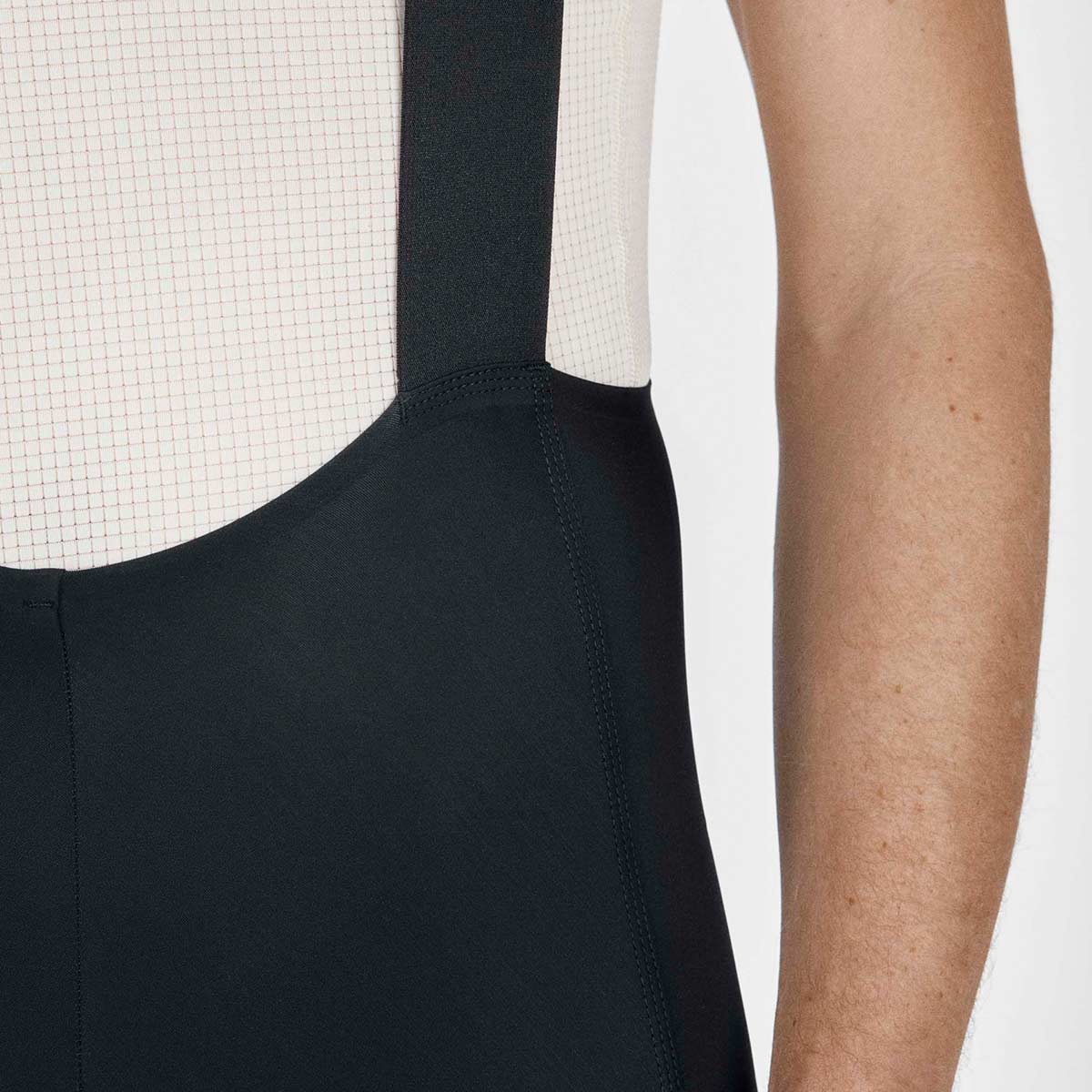 FINGERSCROSSED #ROAD BIB MEN Fahrradhose Rennradhose Männer Radsport black schwarz FINGERSCROSSED #ROAD BIB MEN Fahrradhose Rennradhose Männer Radsport black schwarz Detail Träger vorne