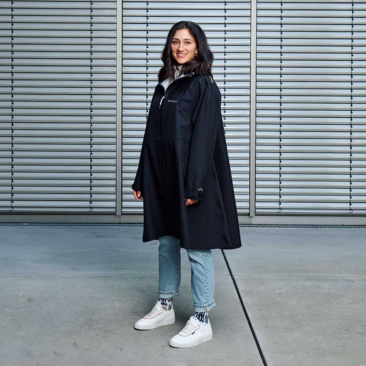 GENVELO Rain Cape Unisex Damen Herren black schwarz Regencape Vaude GENVELO Rain Cape Unisex Damen Herren black schwarz Regencape Vaude am Model Frau schräg seitlich