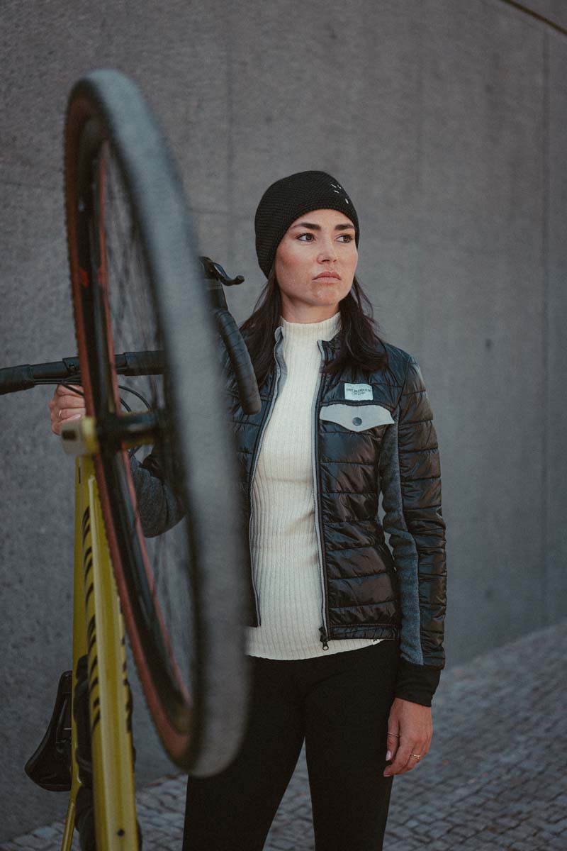 Café du Cycliste Albertine Thermo Jacke Damen 72dpi_1630_WWW-CHRISTOF-WOLF-COM_PaulPrediger_HW23hVyvdgzJAl567
