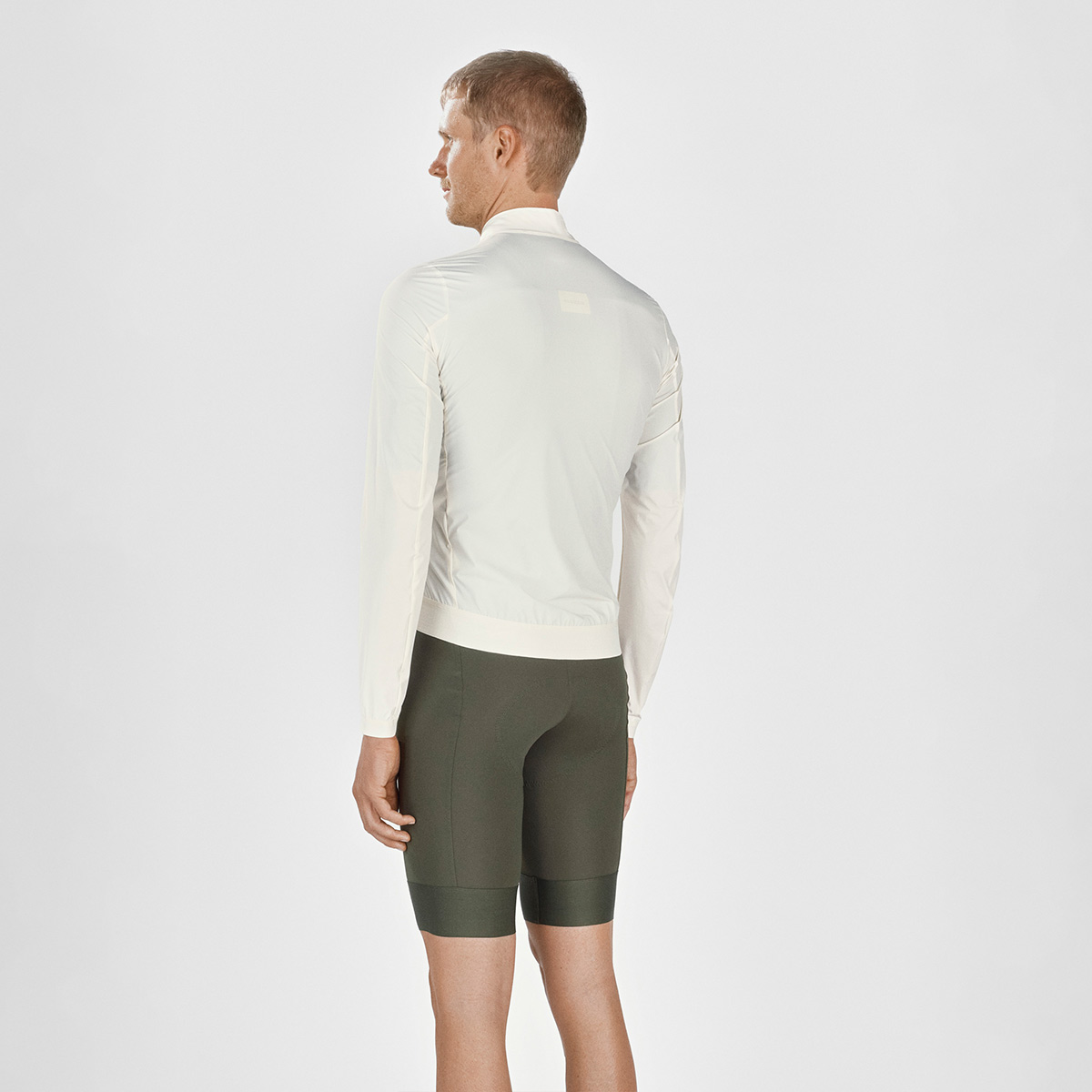 FINGERSCROSSED ROAD WIND JACKET MEN Windjacke Windbreaker Regenjacke Männer Radsport Rennrad antique cream weiss beige FINGERSCROSSED ROAD WIND JACKET MEN Windjacke Windbreaker Regenjacke Männer Radsport Rennrad antique cream weiss beige on Model hinten