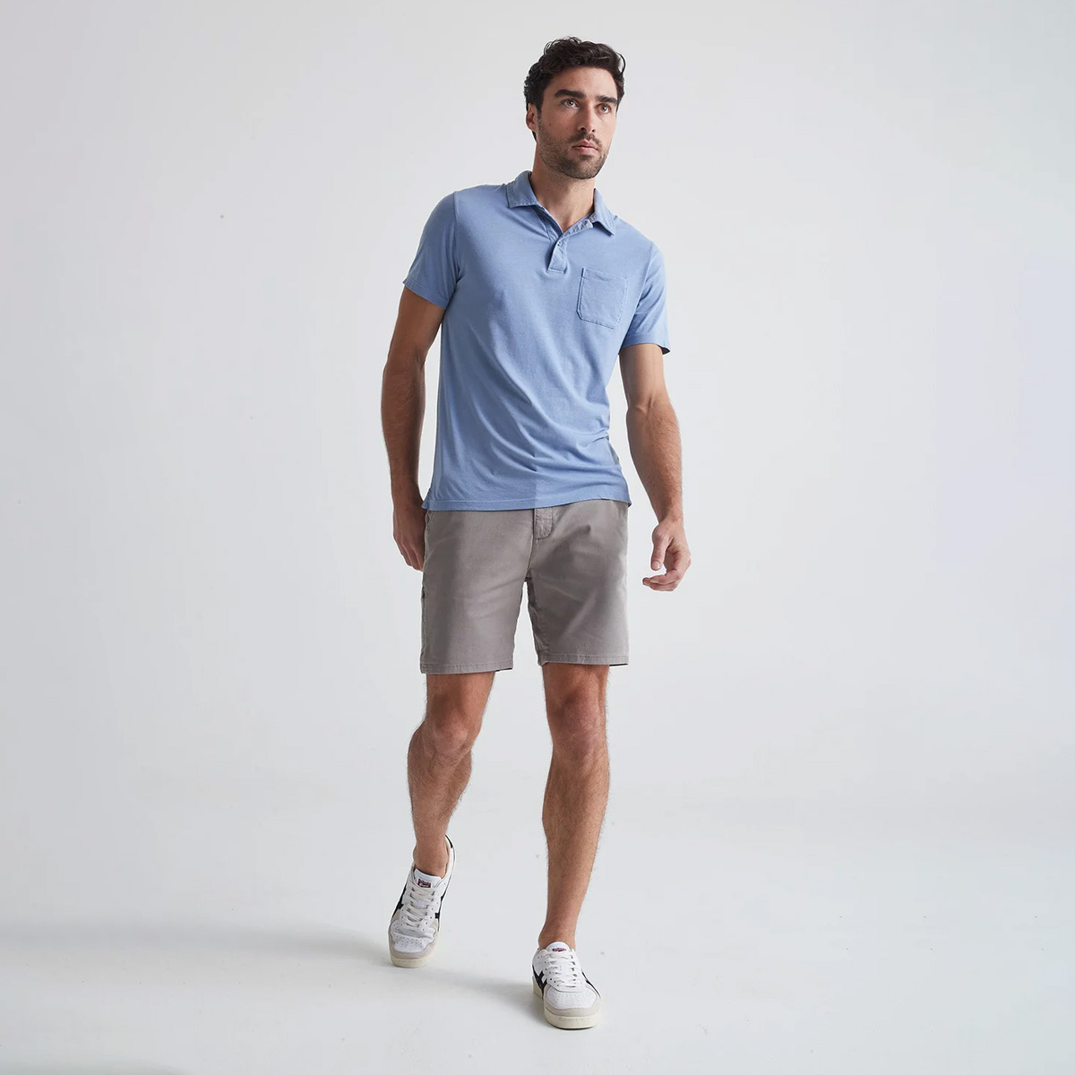 DUER Live Free Journey Shorts Men Männer Titanium Grau DUER Live Free Journey Shorts Men Männer Titanium Grau am Model ganzkörper blaues Shirt