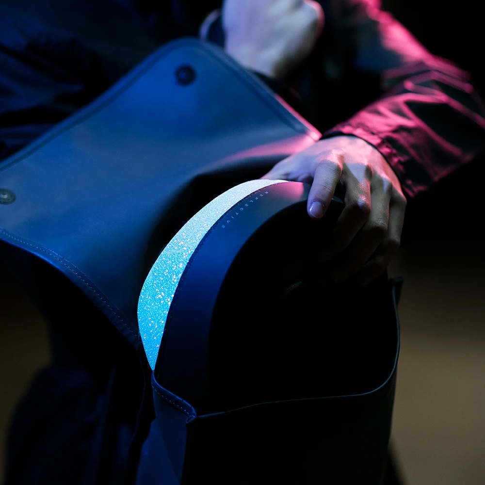 CLOSCA Loop Reflective Fahrrad Falthelm Closca-Loop-Reflective-graphite-on-body-gefaltet