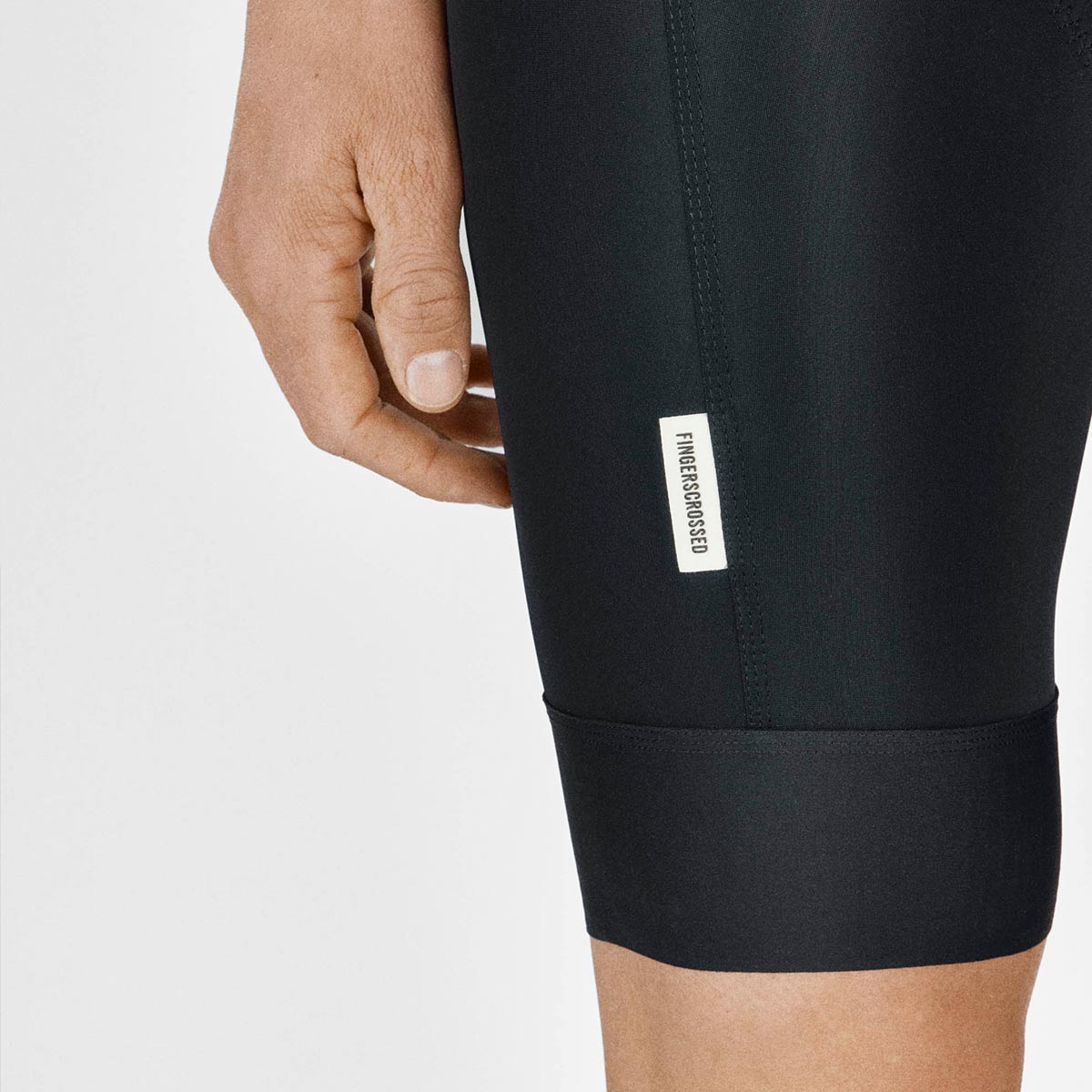 FINGERSCROSSED #ROAD BIB MEN Fahrradhose Rennradhose Männer Radsport black schwarz FINGERSCROSSED #ROAD BIB MEN Fahrradhose Rennradhose Männer Radsport black schwarz Detail Bund Bündchen Naht Logo