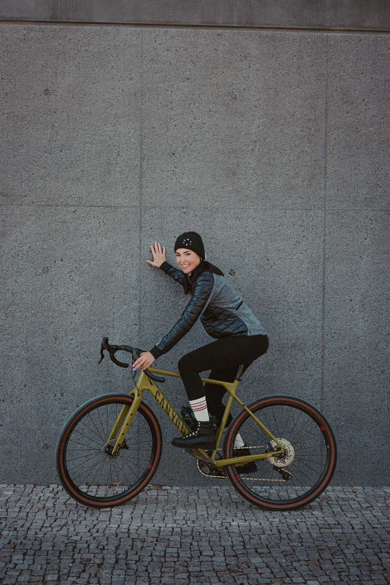 Café du Cycliste Albertine Thermo Jacke Damen 72dpi_1570_WWW-CHRISTOF-WOLF-COM_PaulPrediger_HW231Q2m7ciH8qDxL