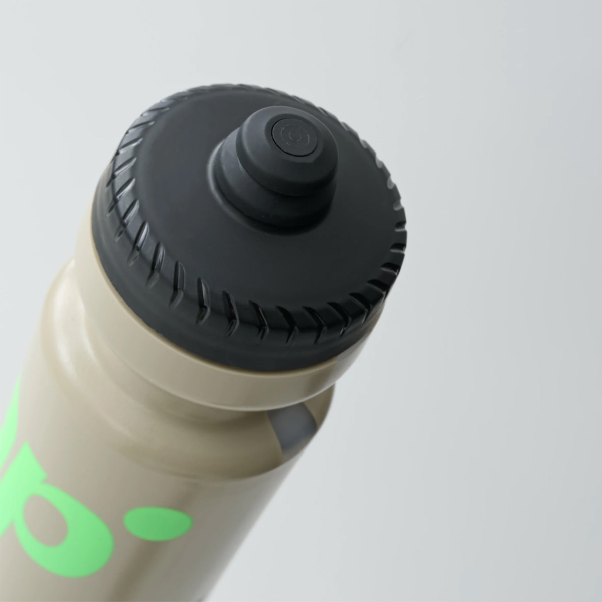 Maap Training-Bottle Trinkflasche Elm-Fluoro Green khaki Detail von schräg oben