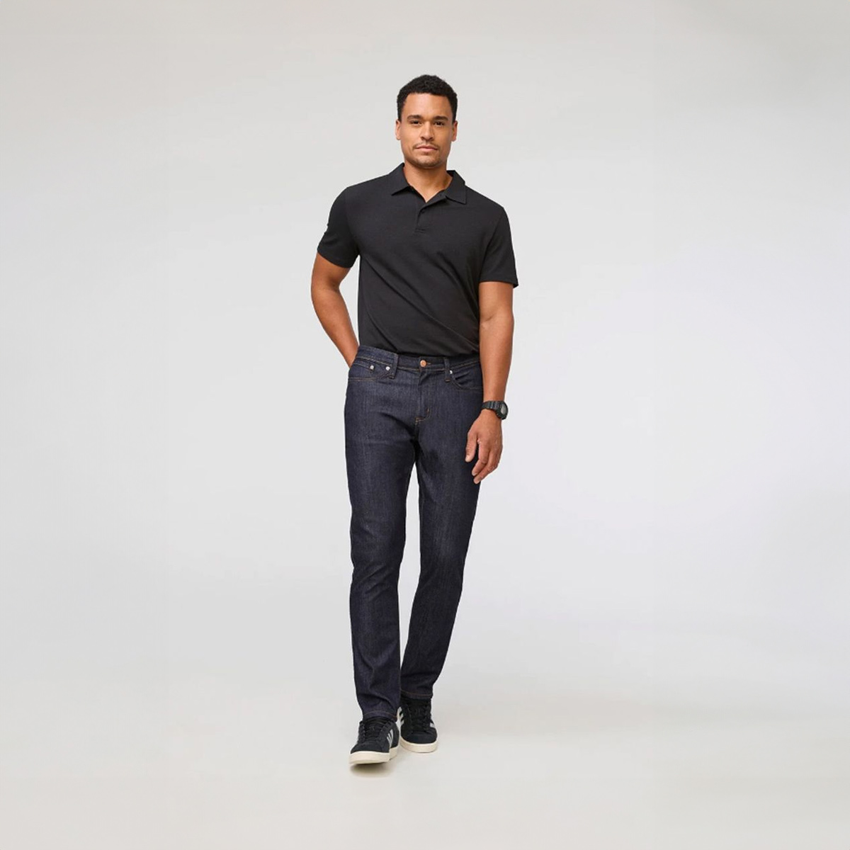 DUER Performance Relaxed Fit Taper Jeans Herren DU-FLR2001-38-34-BK_Performance-Denim-Relaxed-Taper-Jeans-Men_Heritage-Rinse_02, Hosen, Jeans, Person, Stehend, Mann